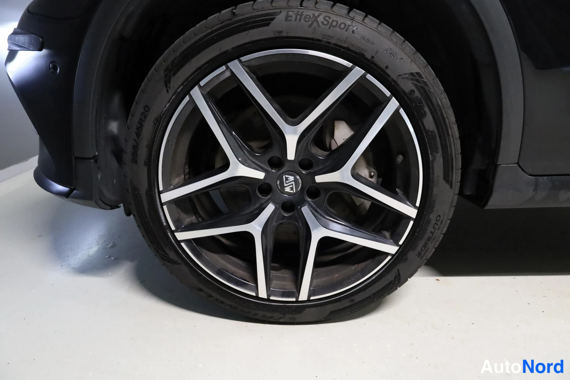 Musta Mercedes-Benz GLC 2018, yksityiskohta, kuva 25