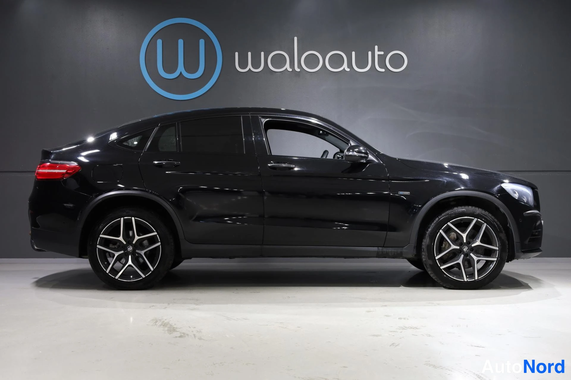 Musta Mercedes-Benz GLC 2018, etuviisto, keula oikealle, kuva 3
