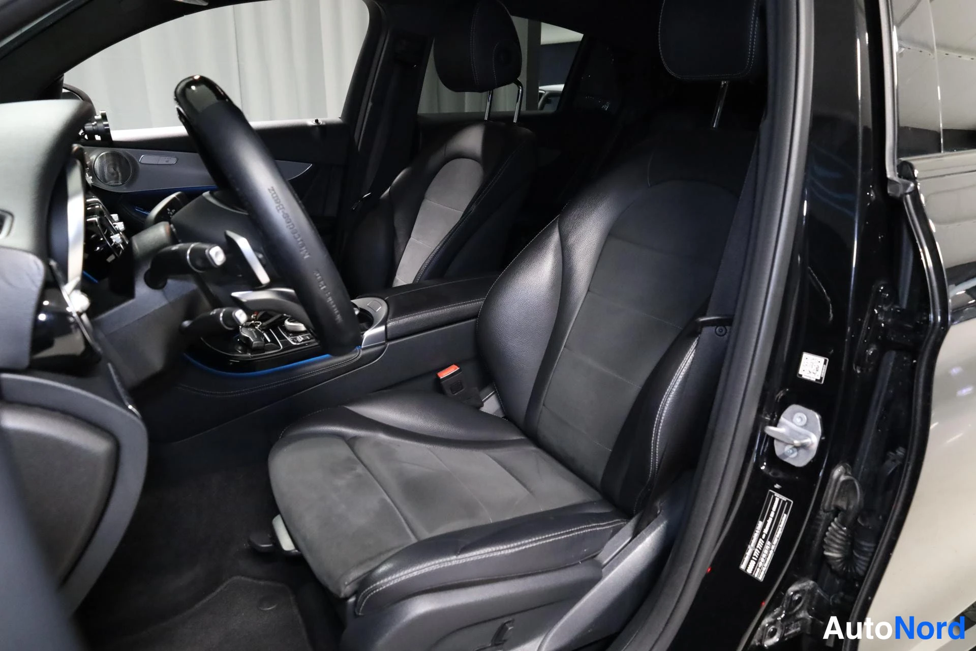 Musta Mercedes-Benz GLC 2018, etuistuimet, kuva 13