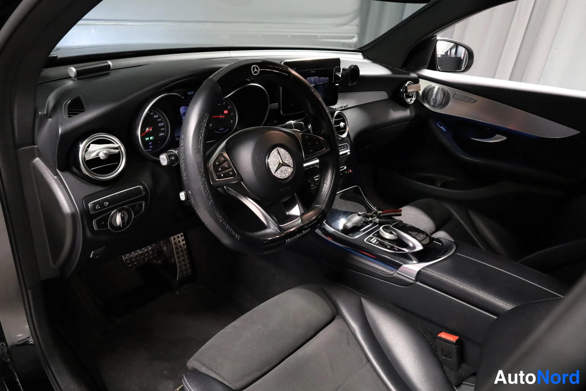 Musta Mercedes-Benz GLC 2018, ohjaamo, kuva 9