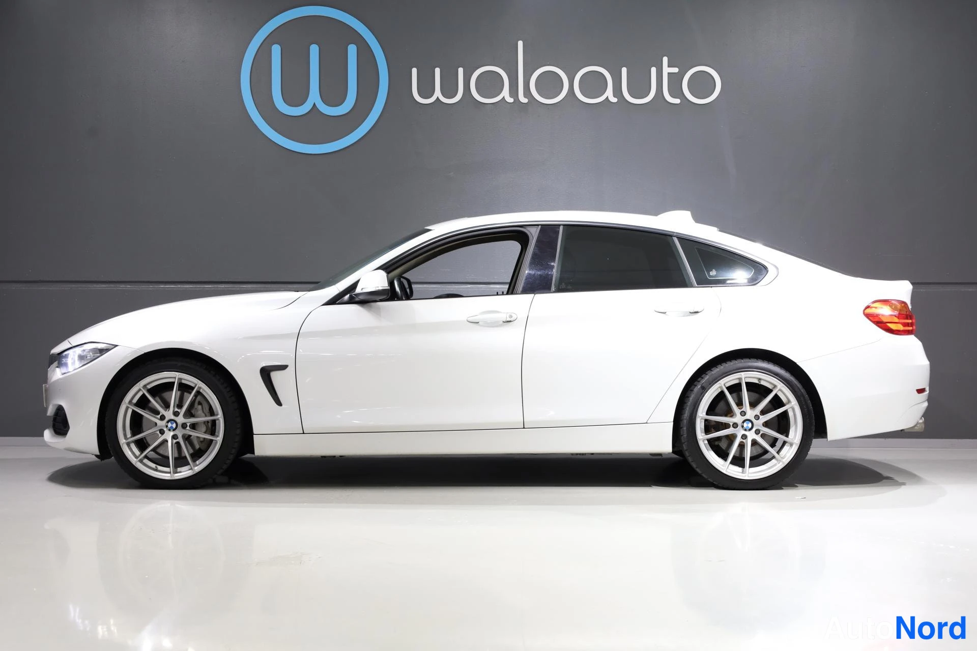 Valkoinen BMW 435d xDrive 2016, sivulta, kuva 4