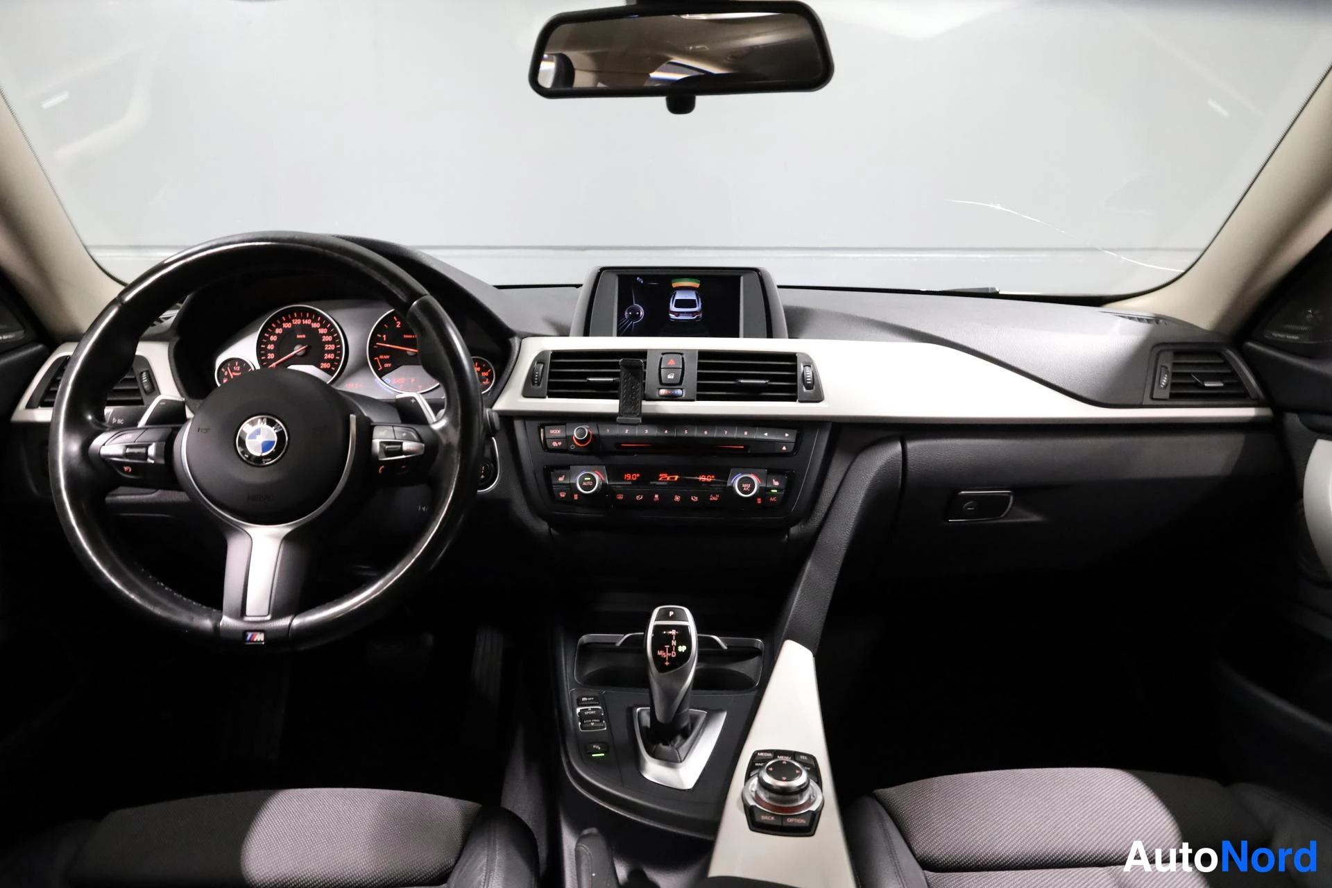 Valkoinen BMW 435d xDrive 2016, ohjaamo, kuva 10