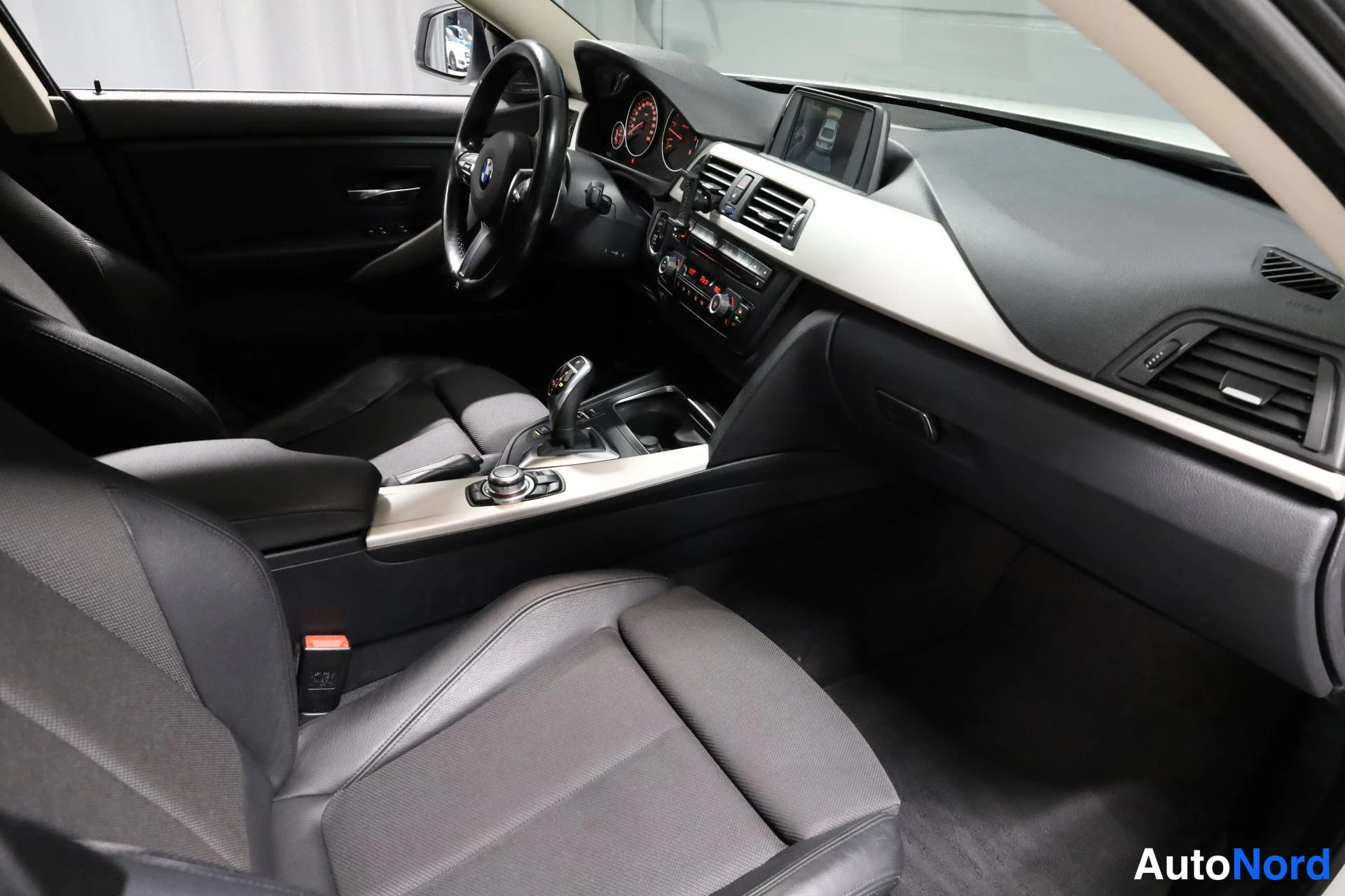 Valkoinen BMW 435d xDrive 2016, etuistuimet, kuva 13