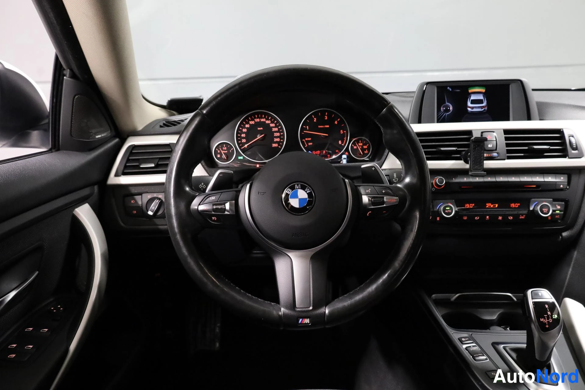 Valkoinen BMW 435d xDrive 2016, ohjaamo, kuva 11
