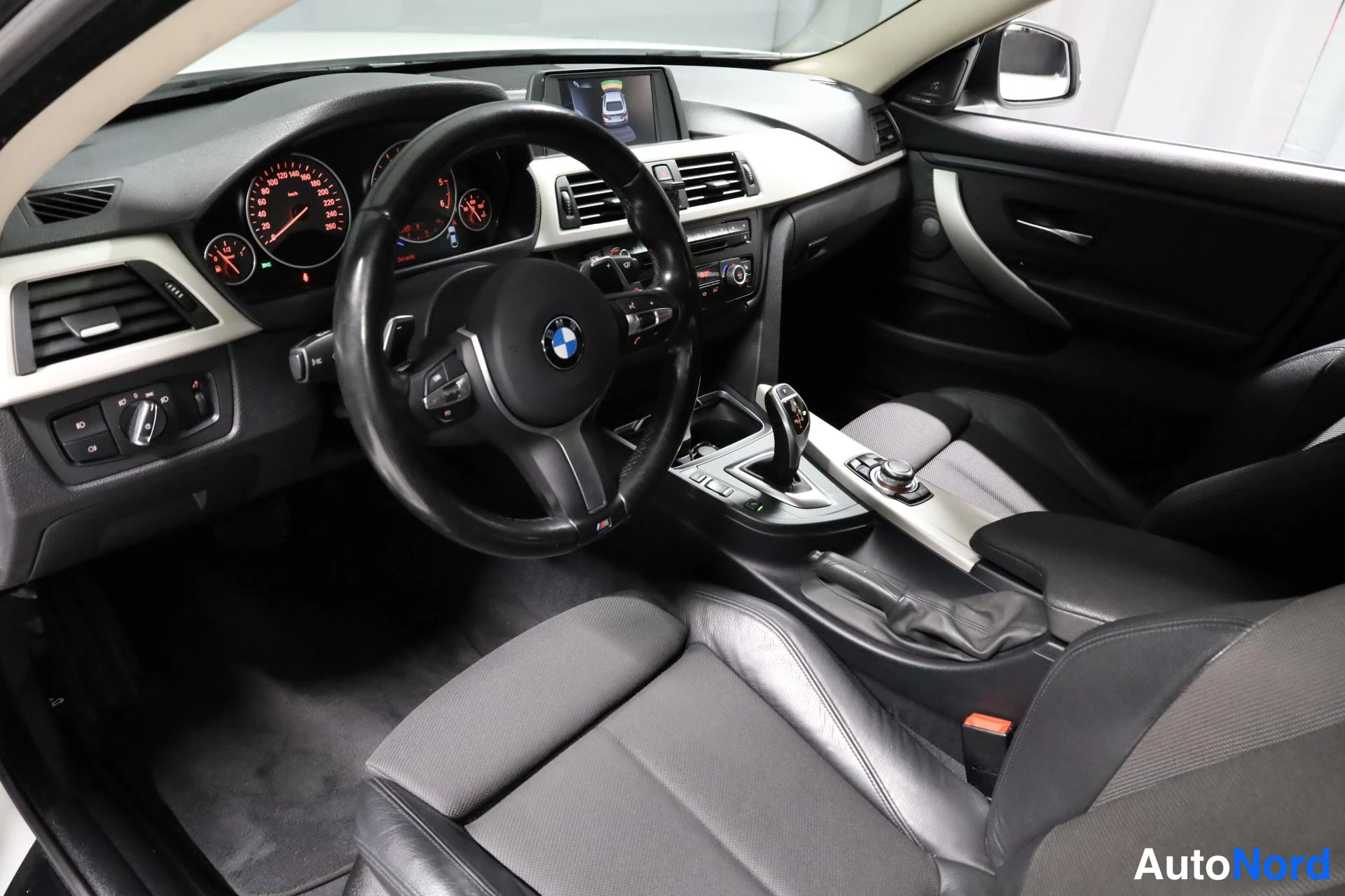 Valkoinen BMW 435d xDrive 2016, ohjaamo, kuva 9