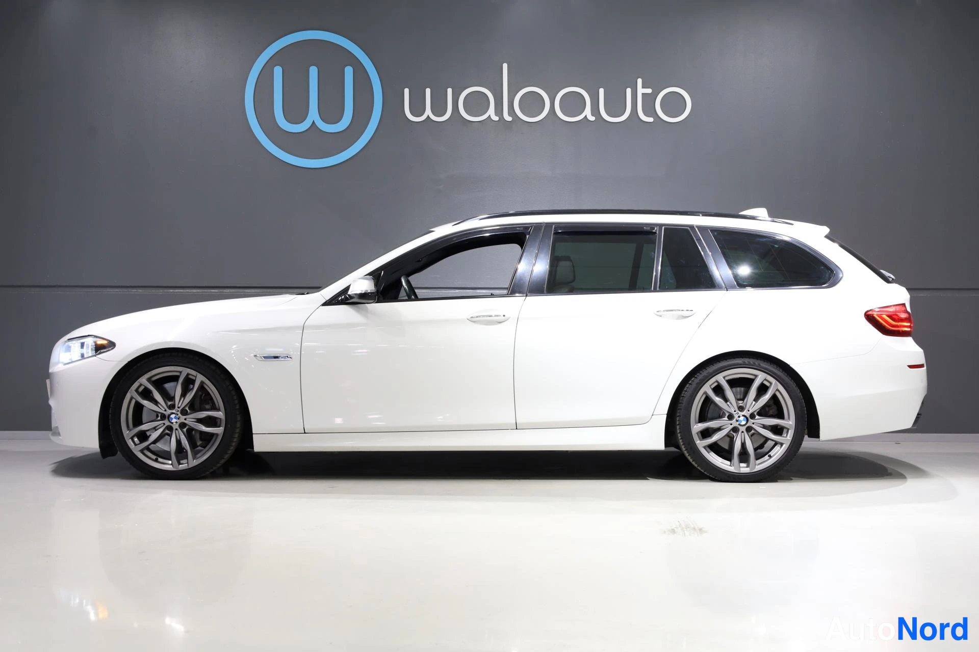 Valkoinen BMW M550d xDrive 2014, etuviisto, keula vasemmalle, kuva 2