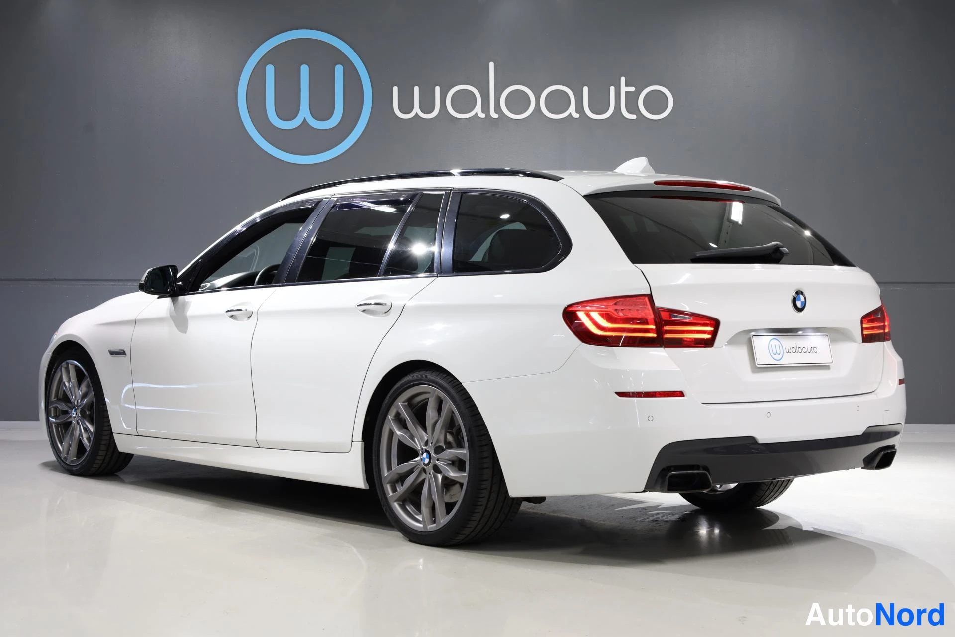 Valkoinen BMW M550d xDrive 2014, takaviisto, kuva 6