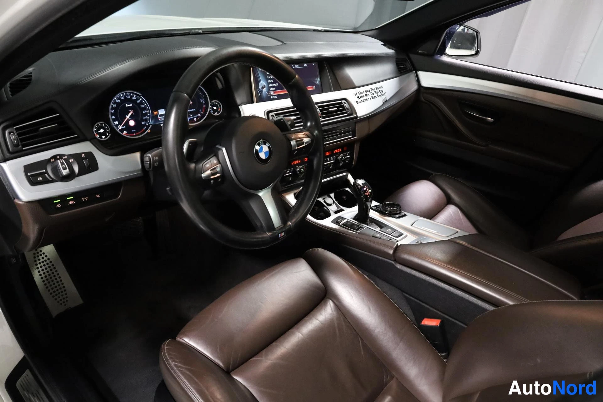 Valkoinen BMW M550d xDrive 2014, ohjaamo, kuva 9