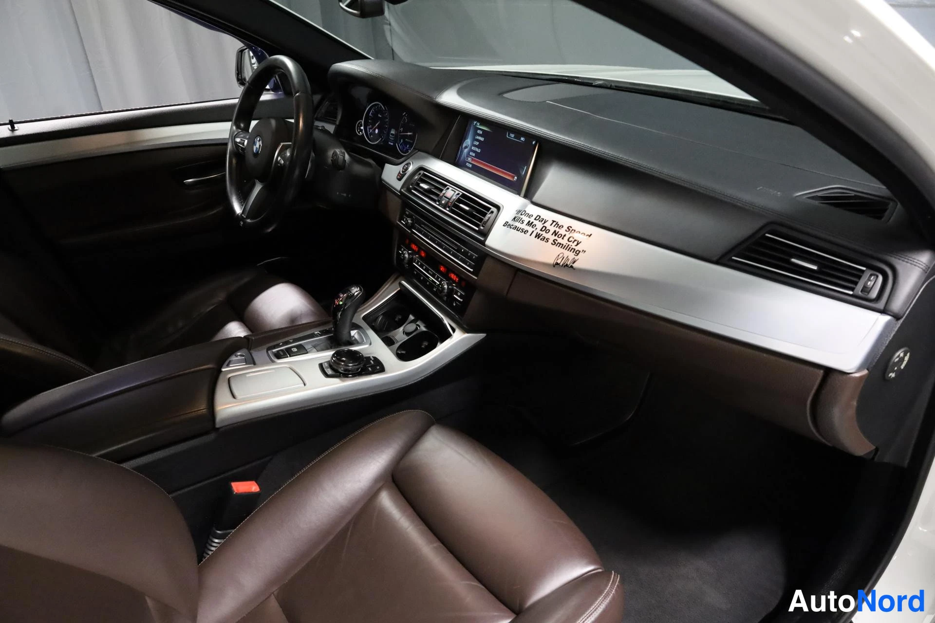 Valkoinen BMW M550d xDrive 2014, ohjaamo, kuva 11