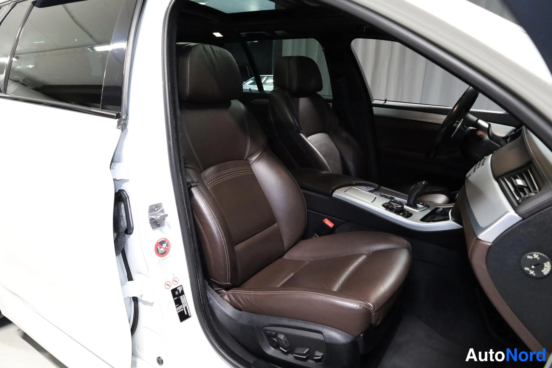Valkoinen BMW M550d xDrive 2014, etuistuimet, kuva 14