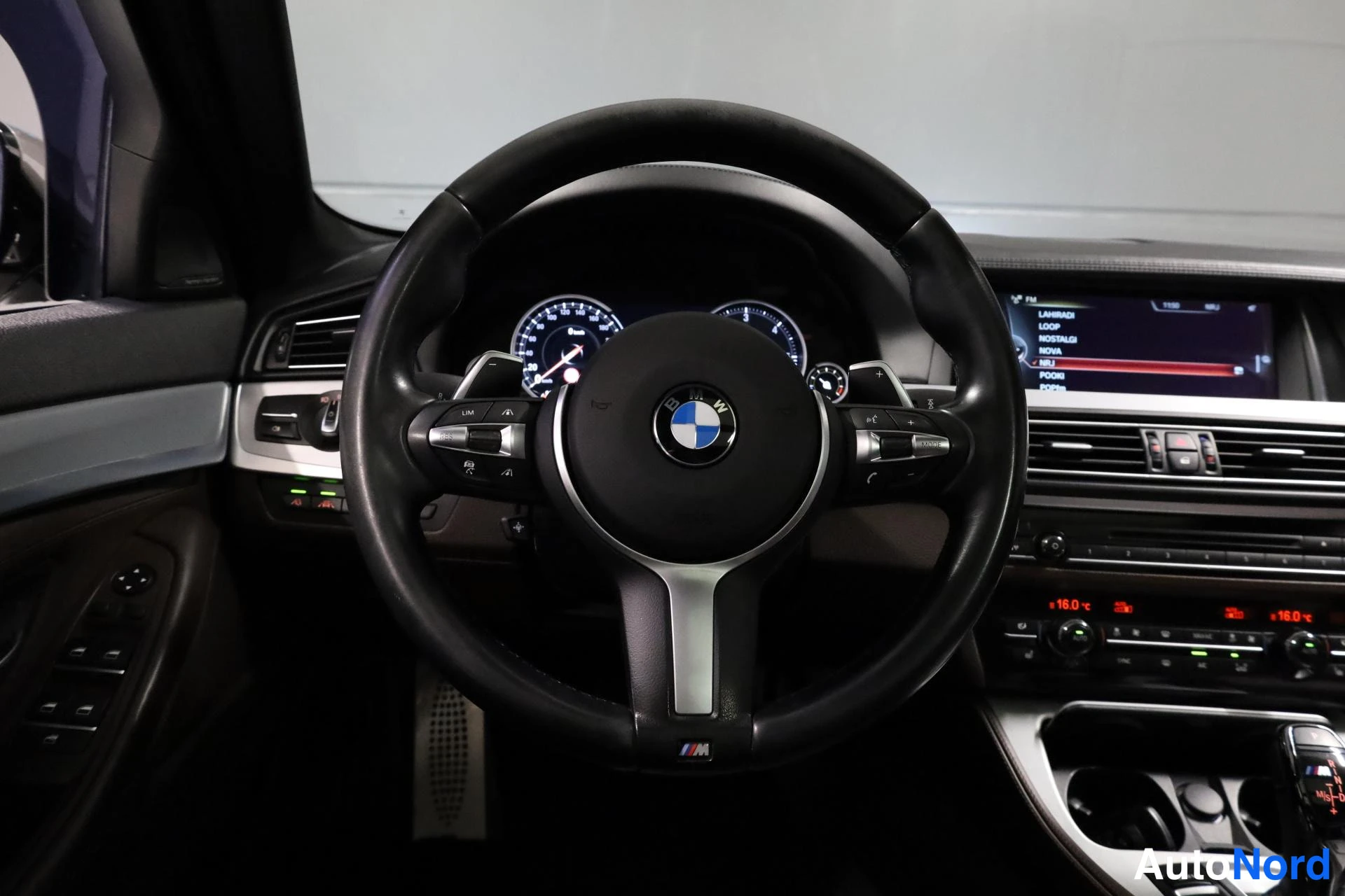 Valkoinen BMW M550d xDrive 2014, ohjaamo, kuva 12