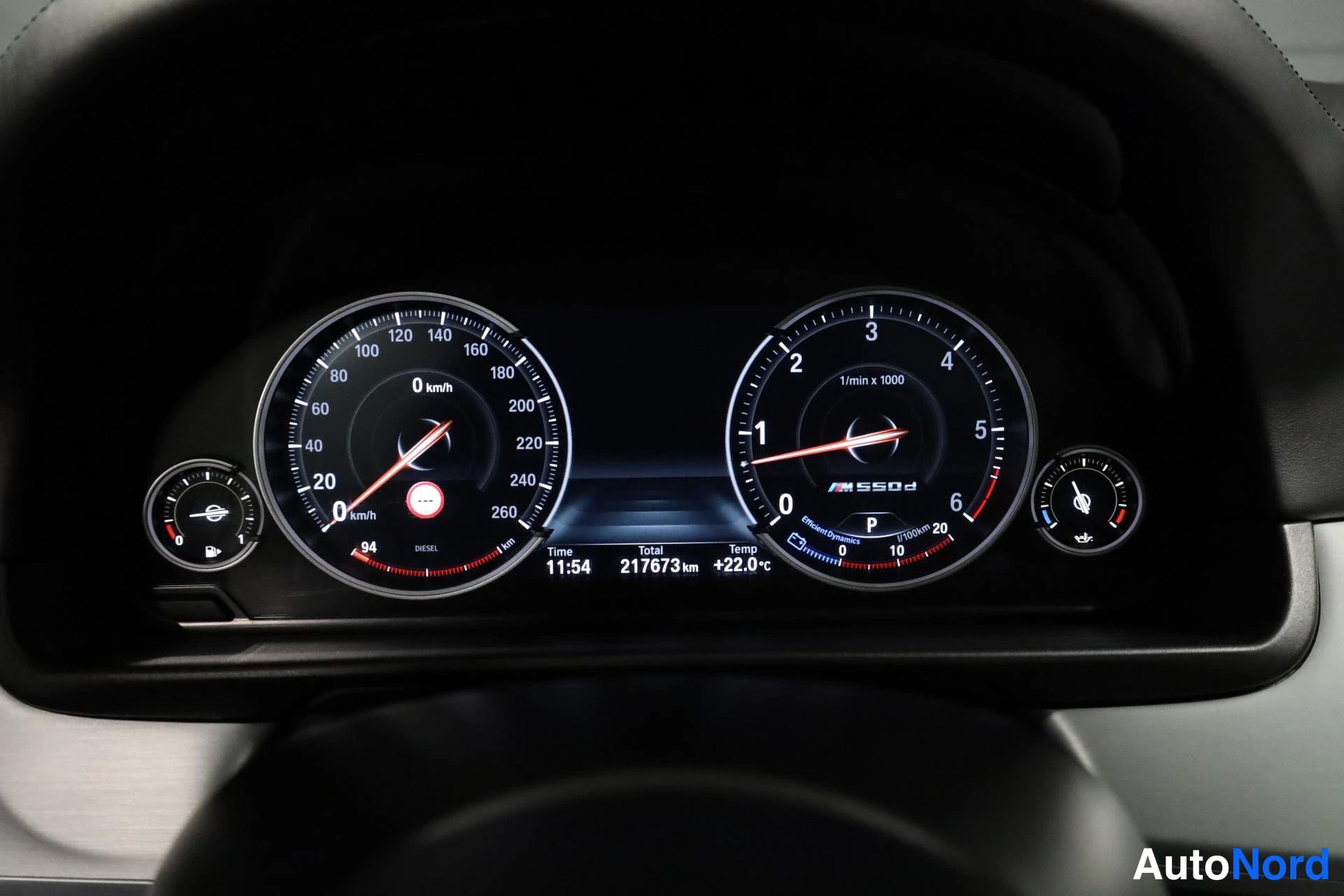 Valkoinen BMW M550d xDrive 2014, yksityiskohta, kuva 17