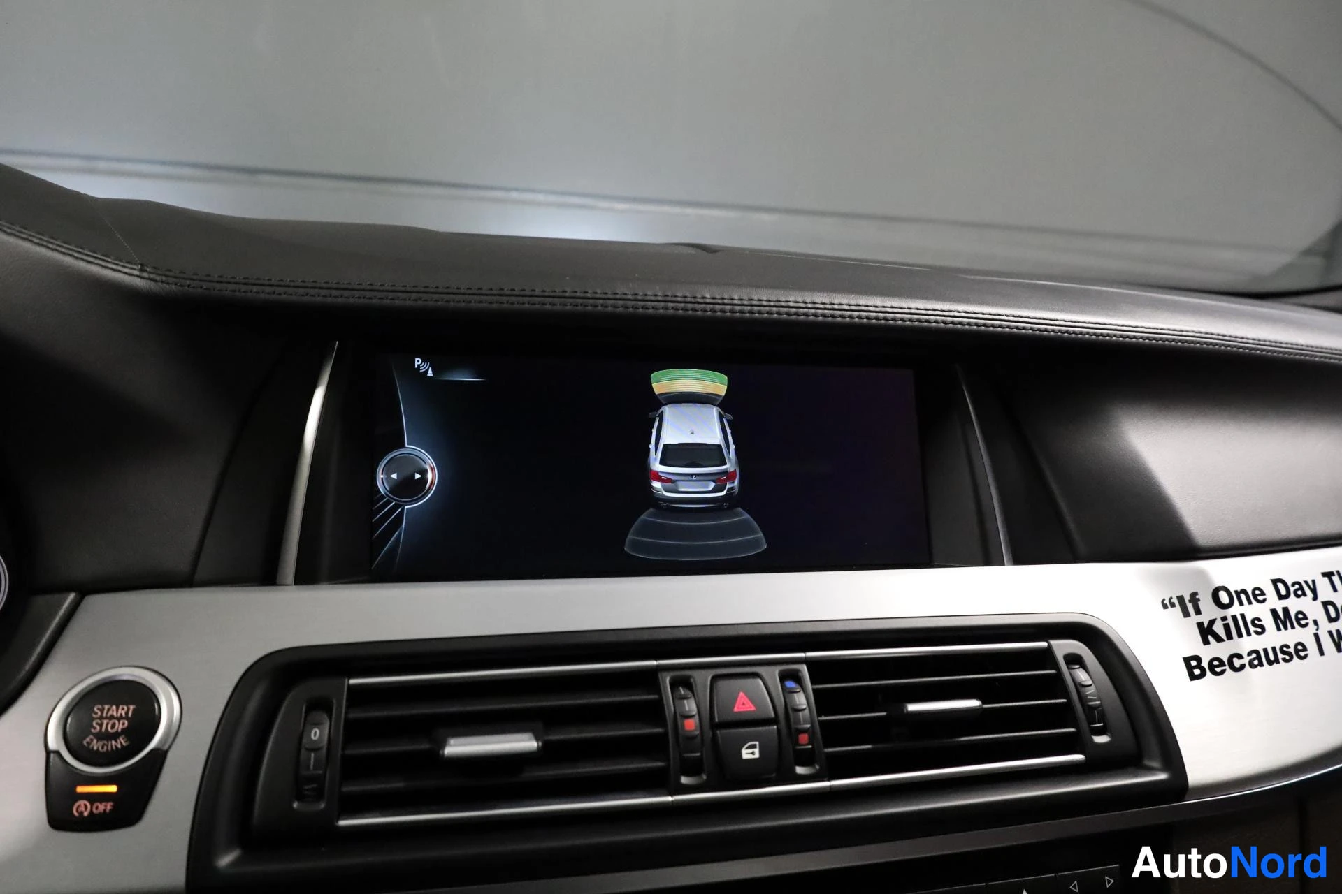 Valkoinen BMW M550d xDrive 2014, yksityiskohta, kuva 34