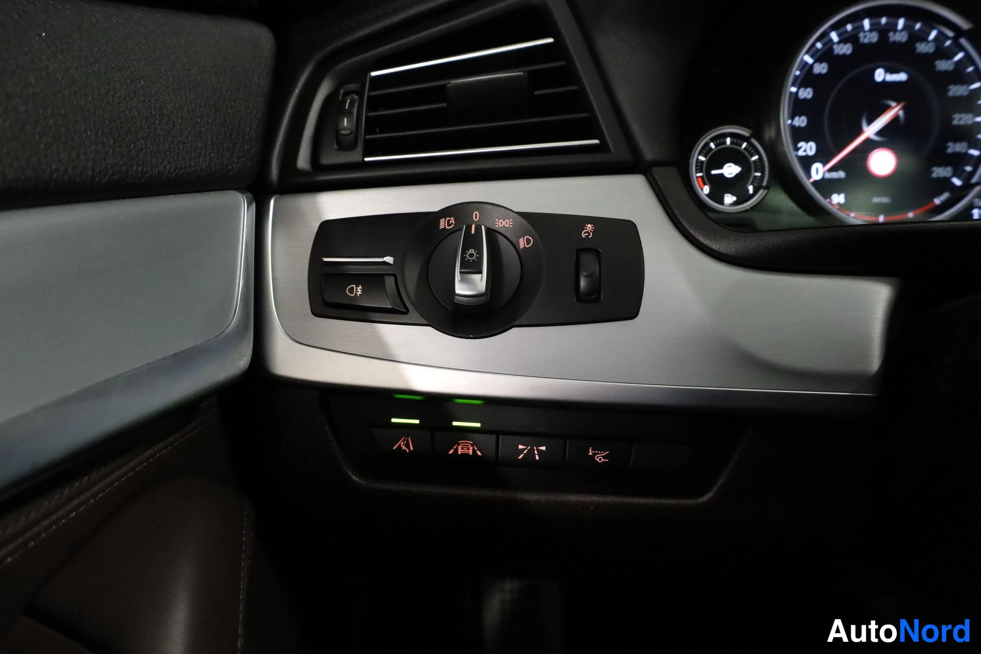 Valkoinen BMW M550d xDrive 2014, yksityiskohta, kuva 25
