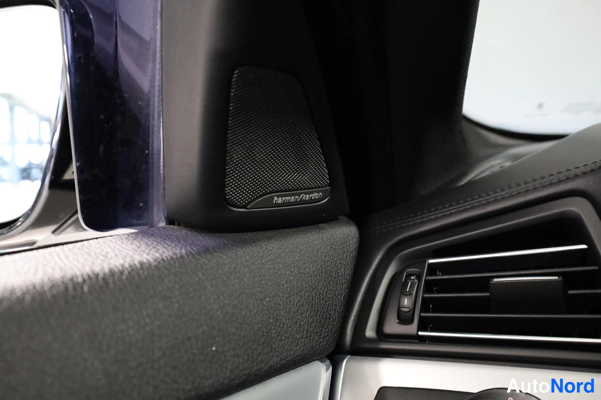 Valkoinen BMW M550d xDrive 2014, yksityiskohta, kuva 26