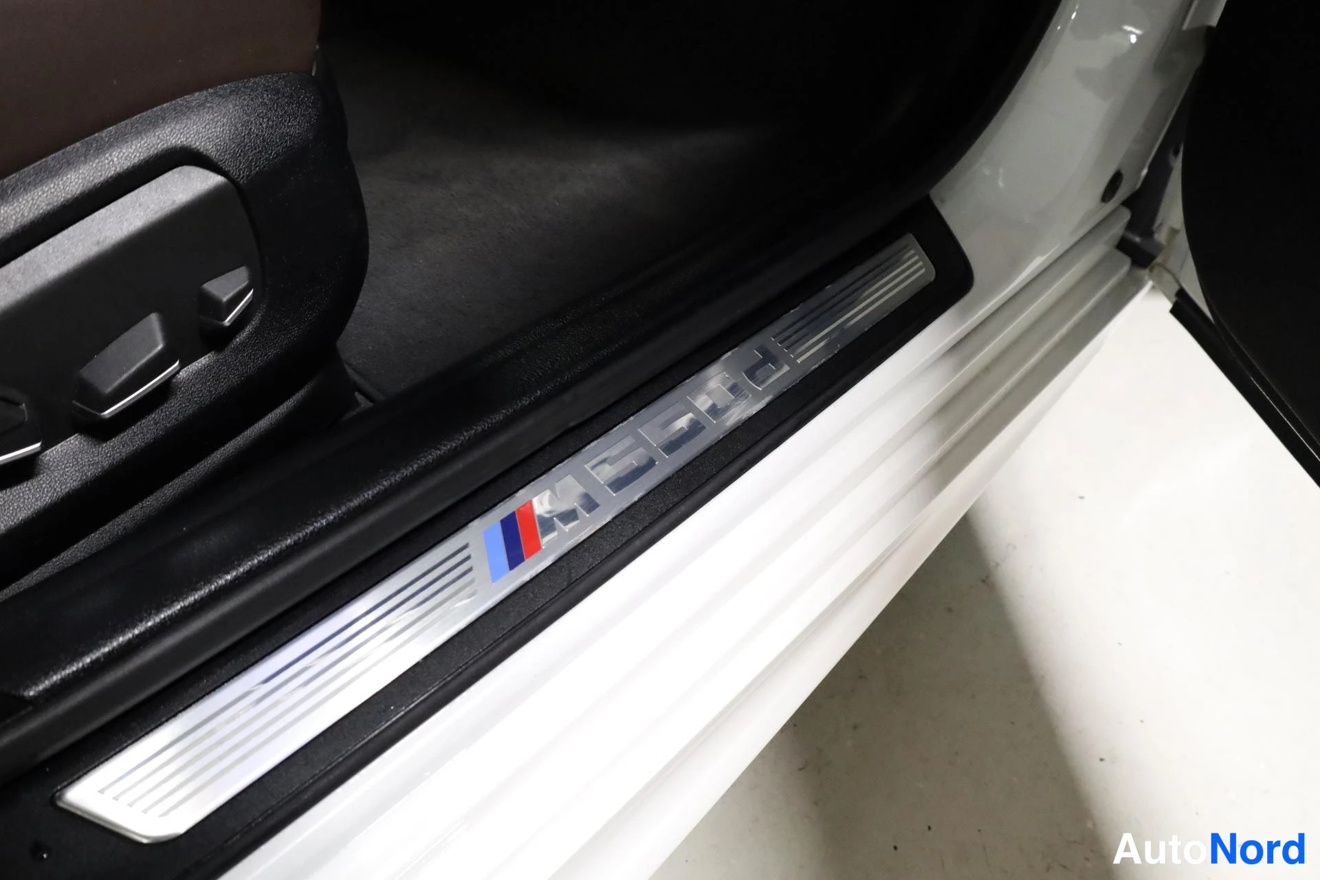 Valkoinen BMW M550d xDrive 2014, yksityiskohta, kuva 28
