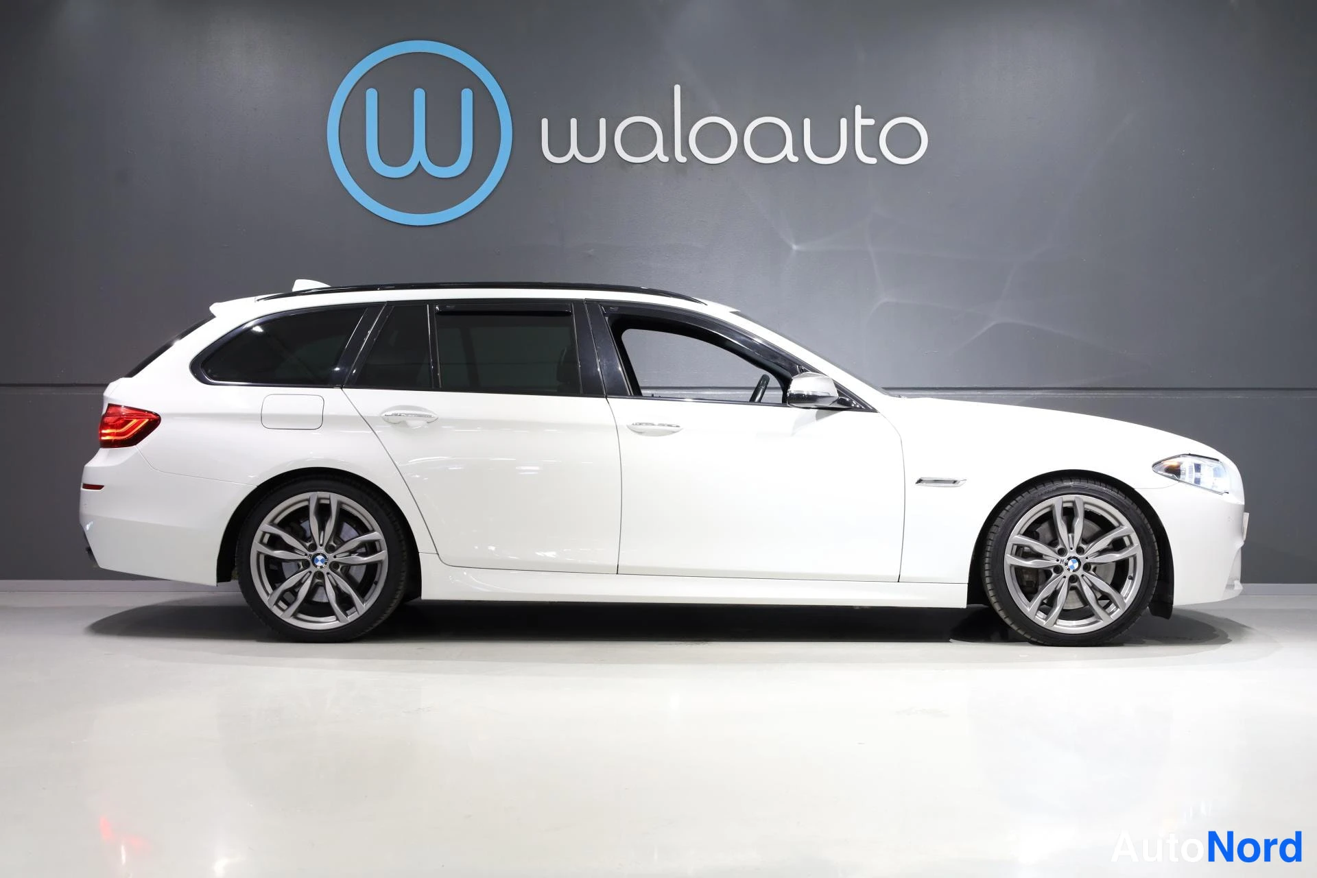 Valkoinen BMW M550d xDrive 2014, sivulta, kuva 5