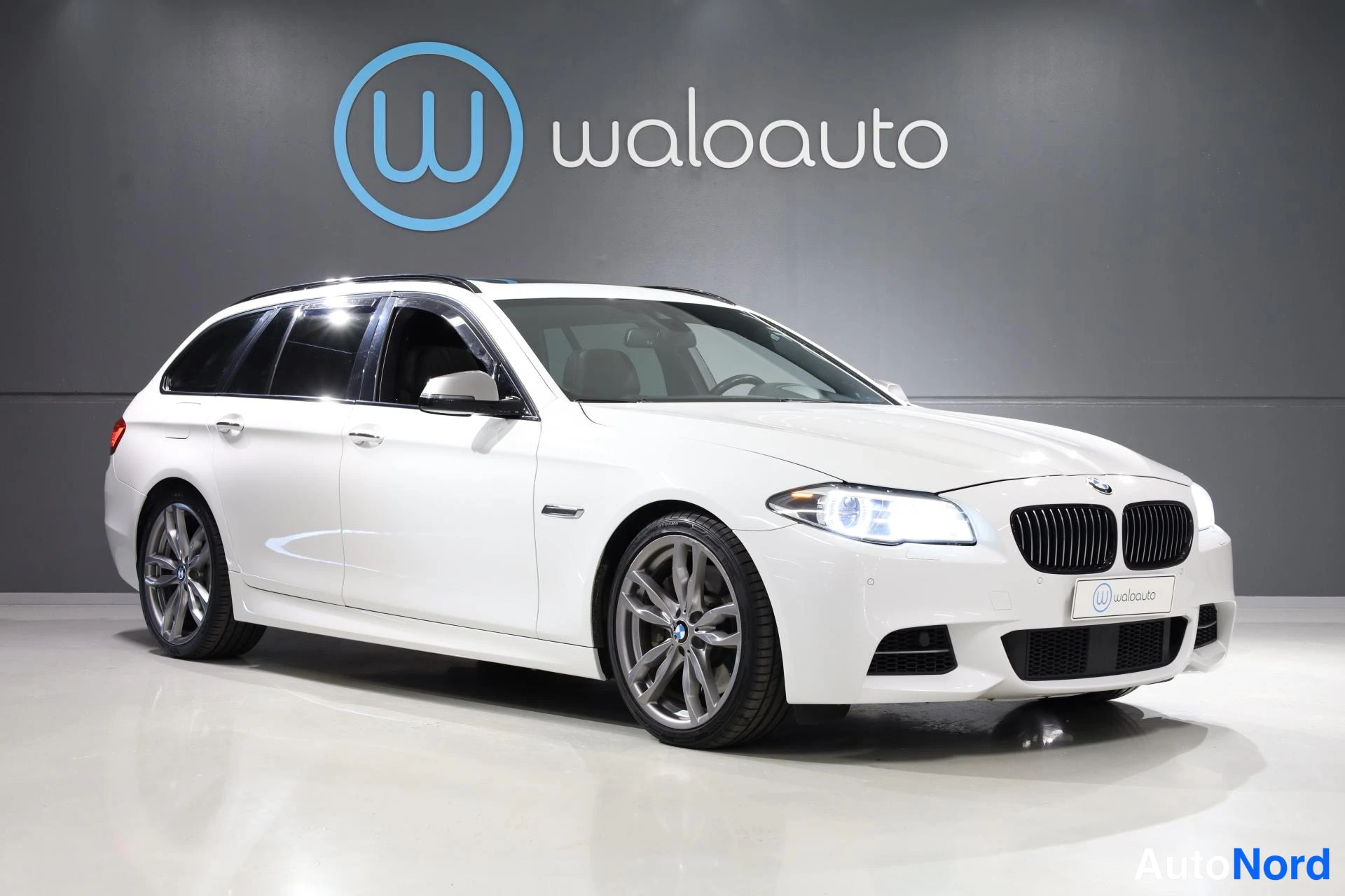 Valkoinen BMW M550d xDrive 2014, etuviisto, keula oikealle, kuva 3