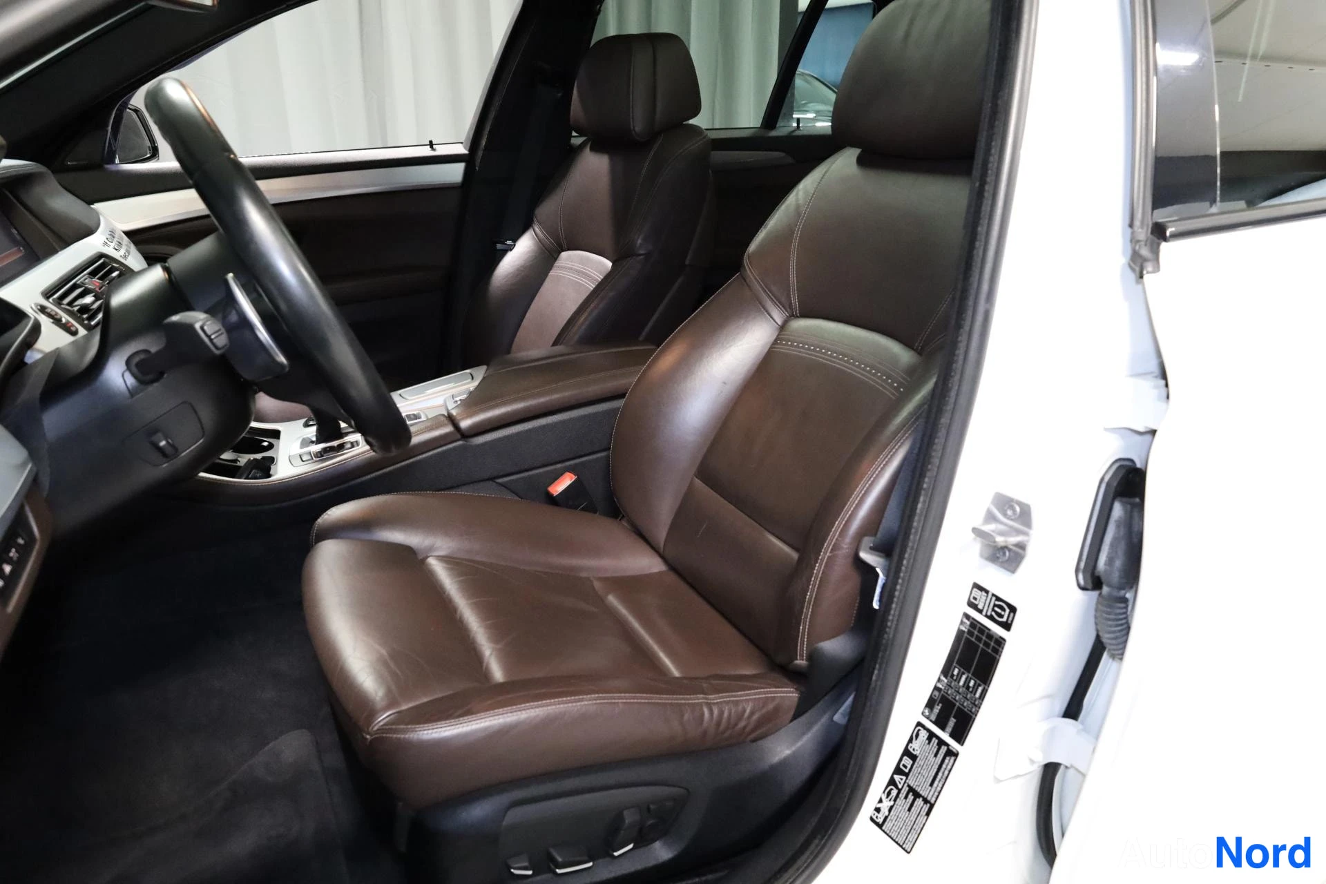 Valkoinen BMW M550d xDrive 2014, etuistuimet, kuva 13