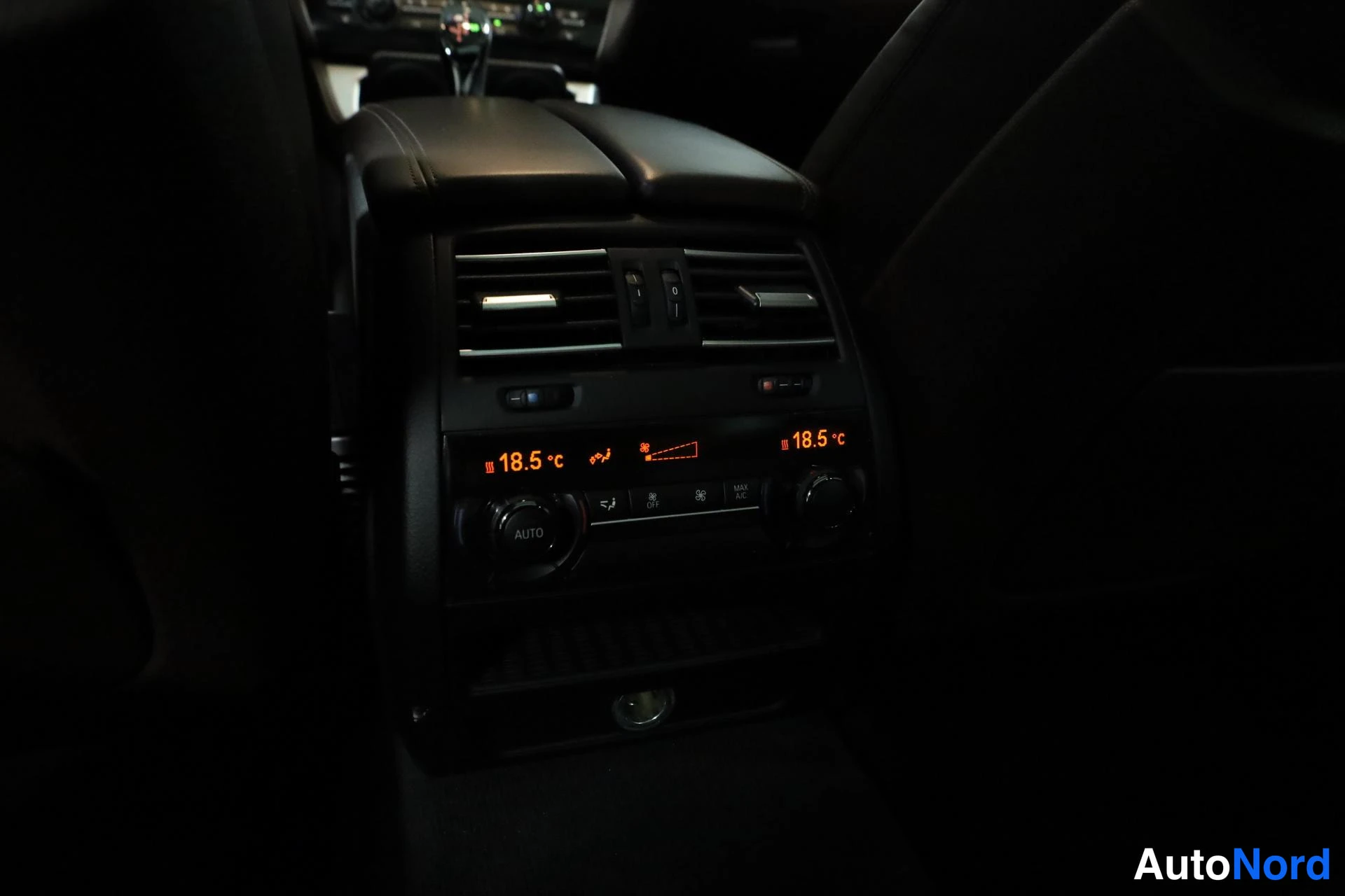 Valkoinen BMW M550d xDrive 2014, yksityiskohta, kuva 32