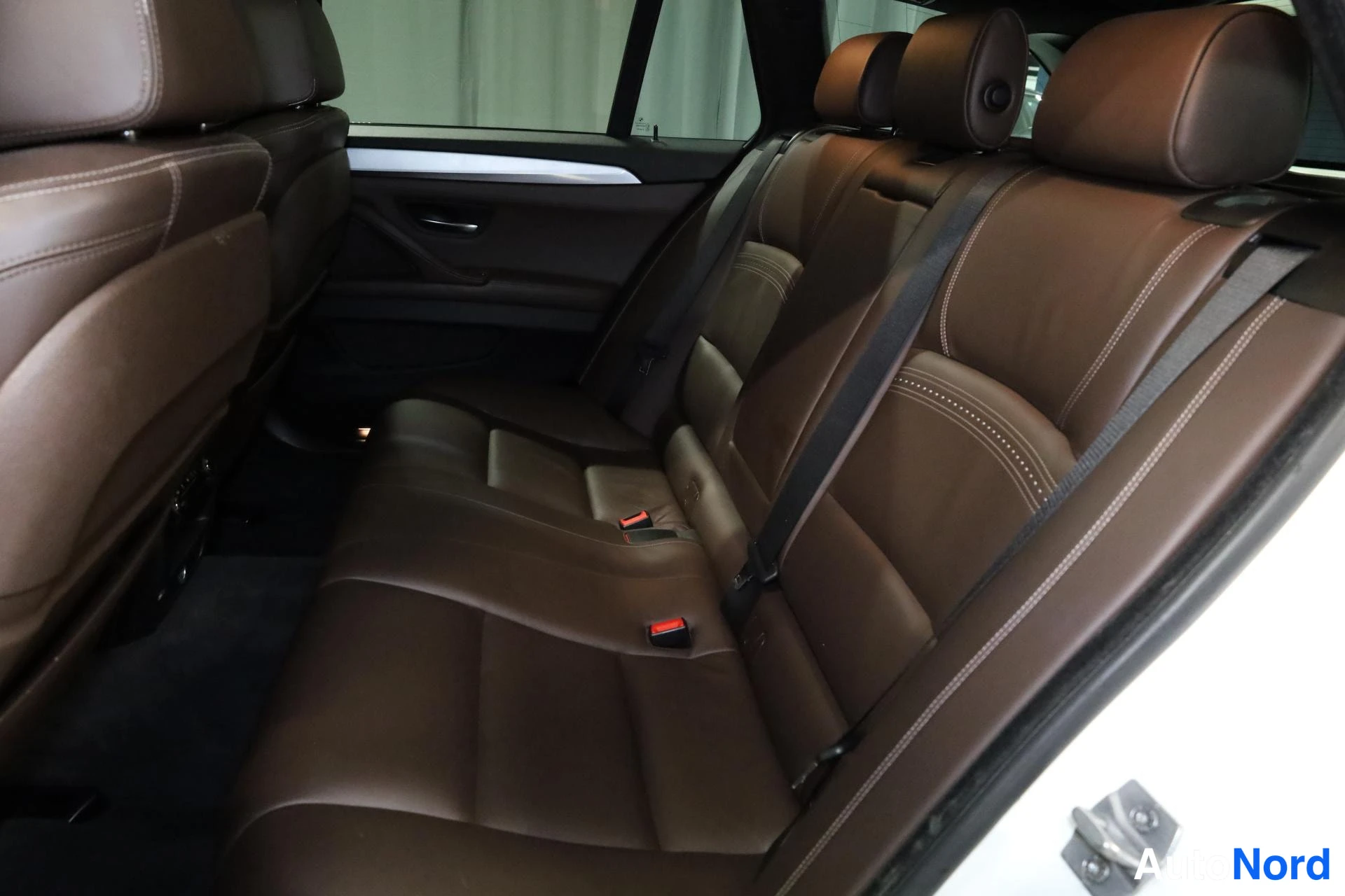 Valkoinen BMW M550d xDrive 2014, takaistuimet, kuva 15