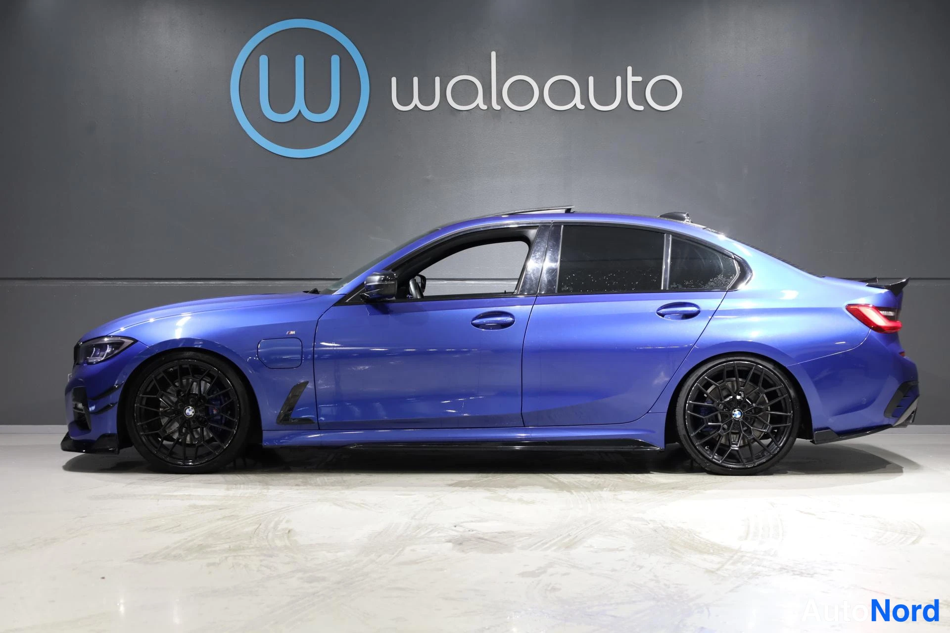 Sininen BMW 330e 2019, etuviisto, keula vasemmalle, kuva 3