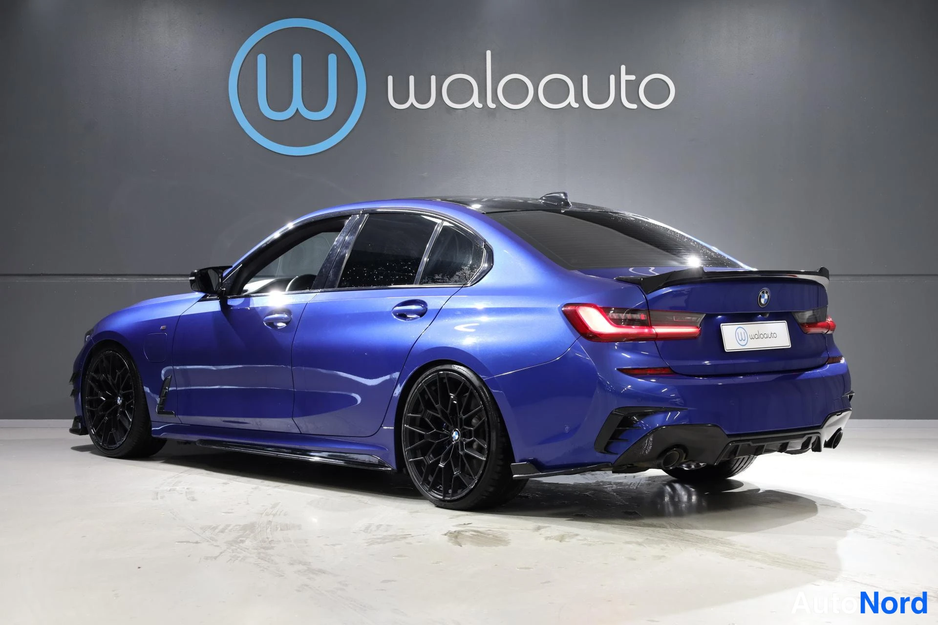 Sininen BMW 330e 2019, takaviisto, kuva 6