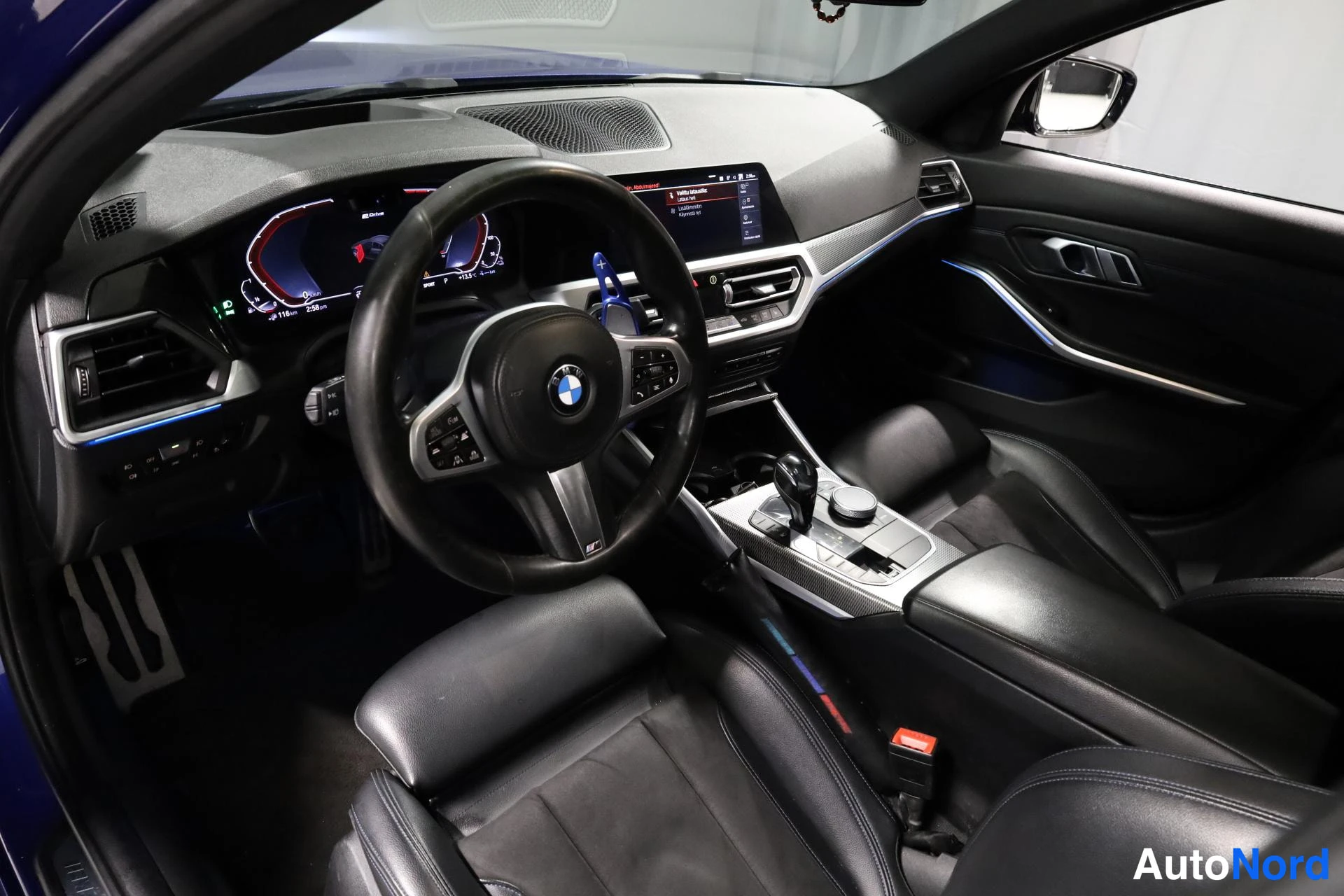 Sininen BMW 330e 2019, ohjaamo, kuva 9