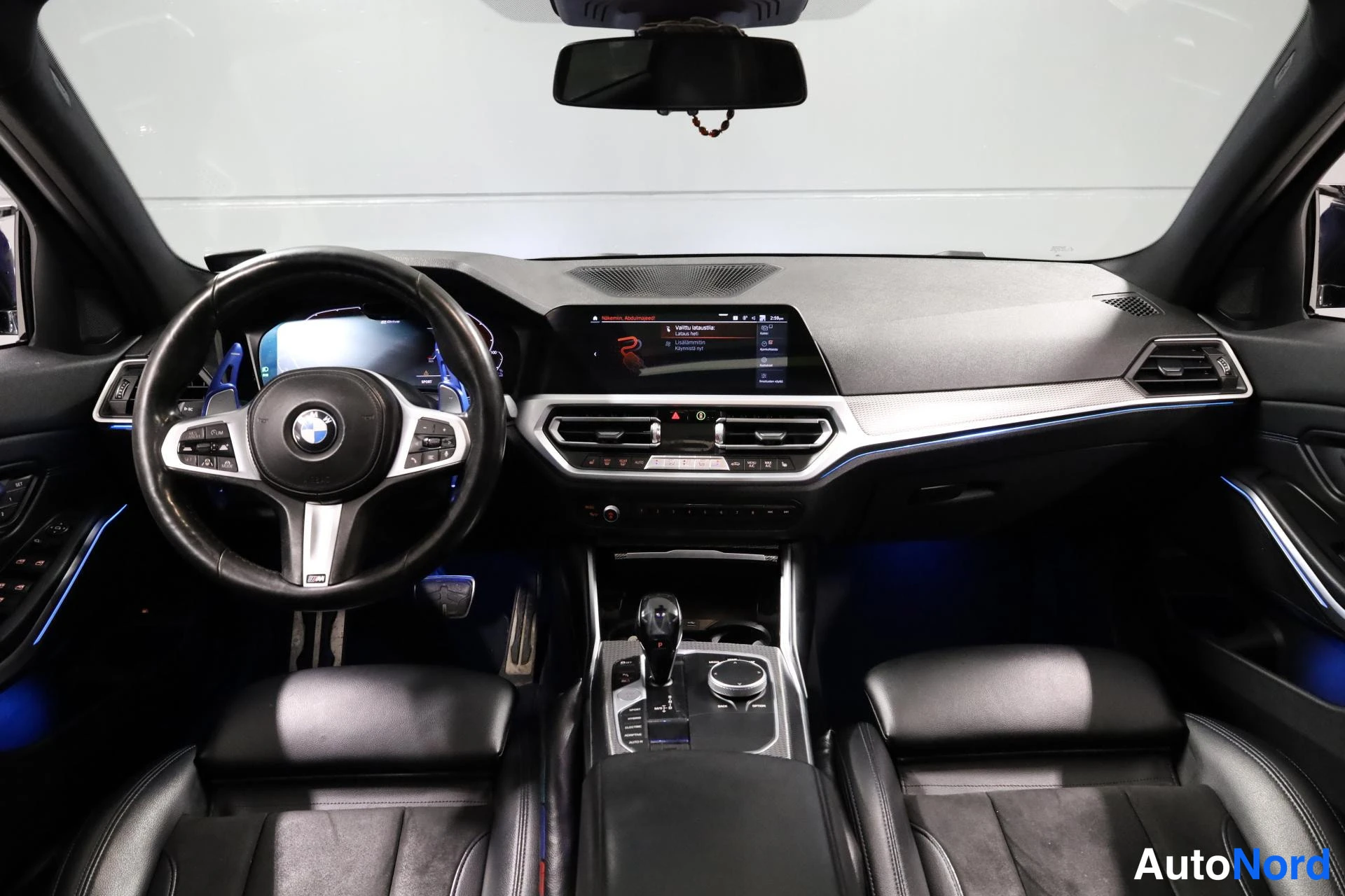 Sininen BMW 330e 2019, ohjaamo, kuva 12