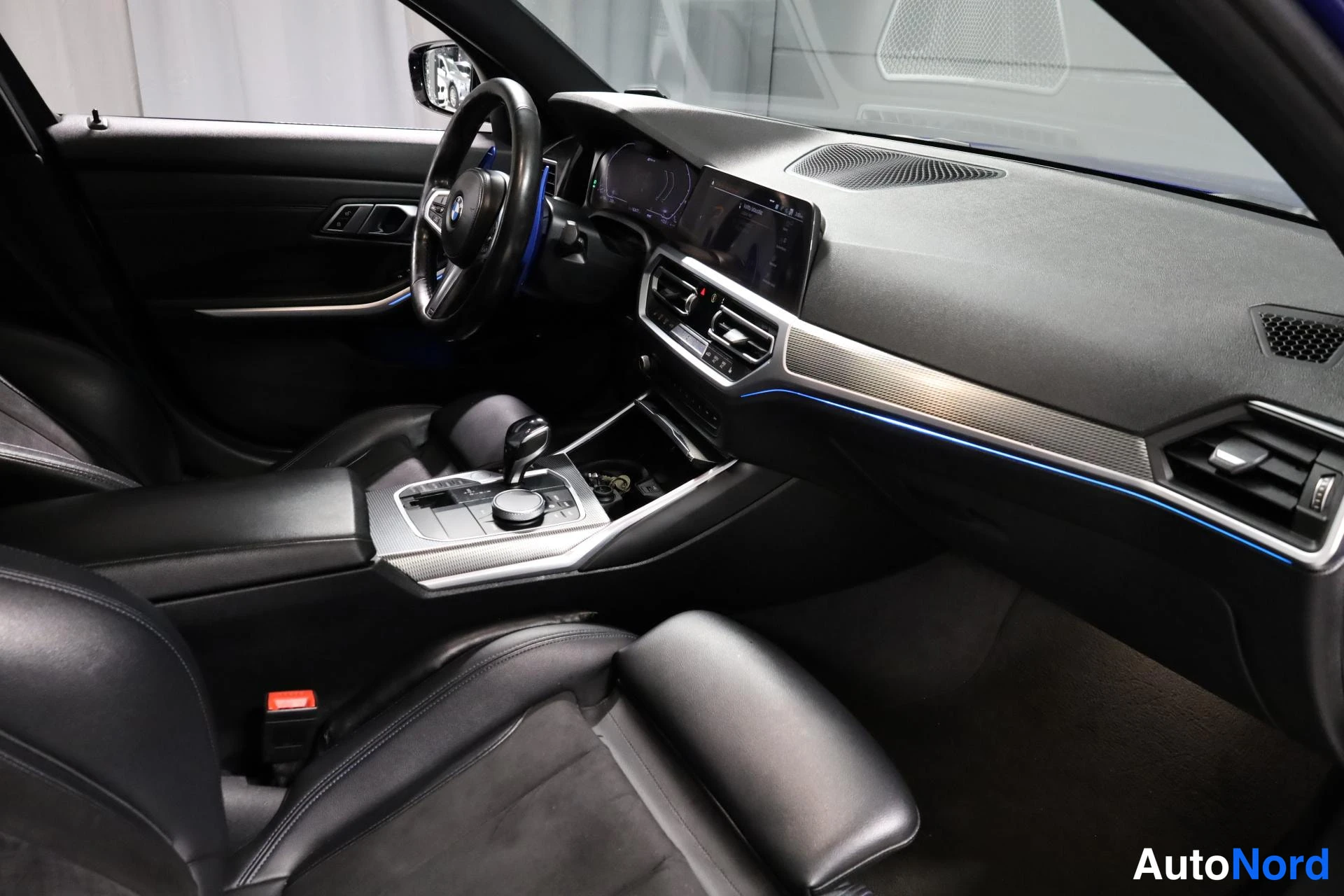 Sininen BMW 330e 2019, ohjaamo, kuva 10