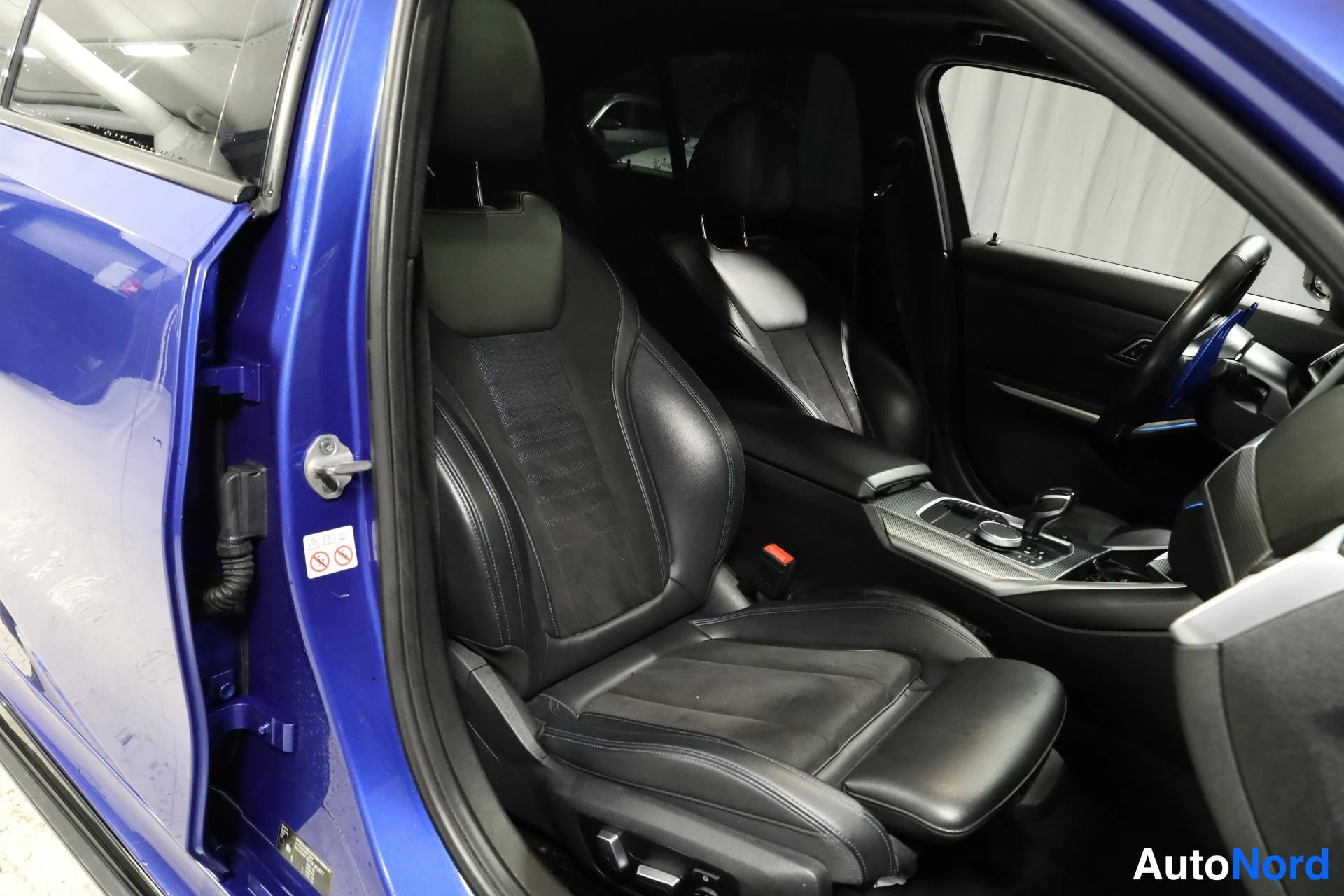 Sininen BMW 330e 2019, etuistuimet, kuva 13