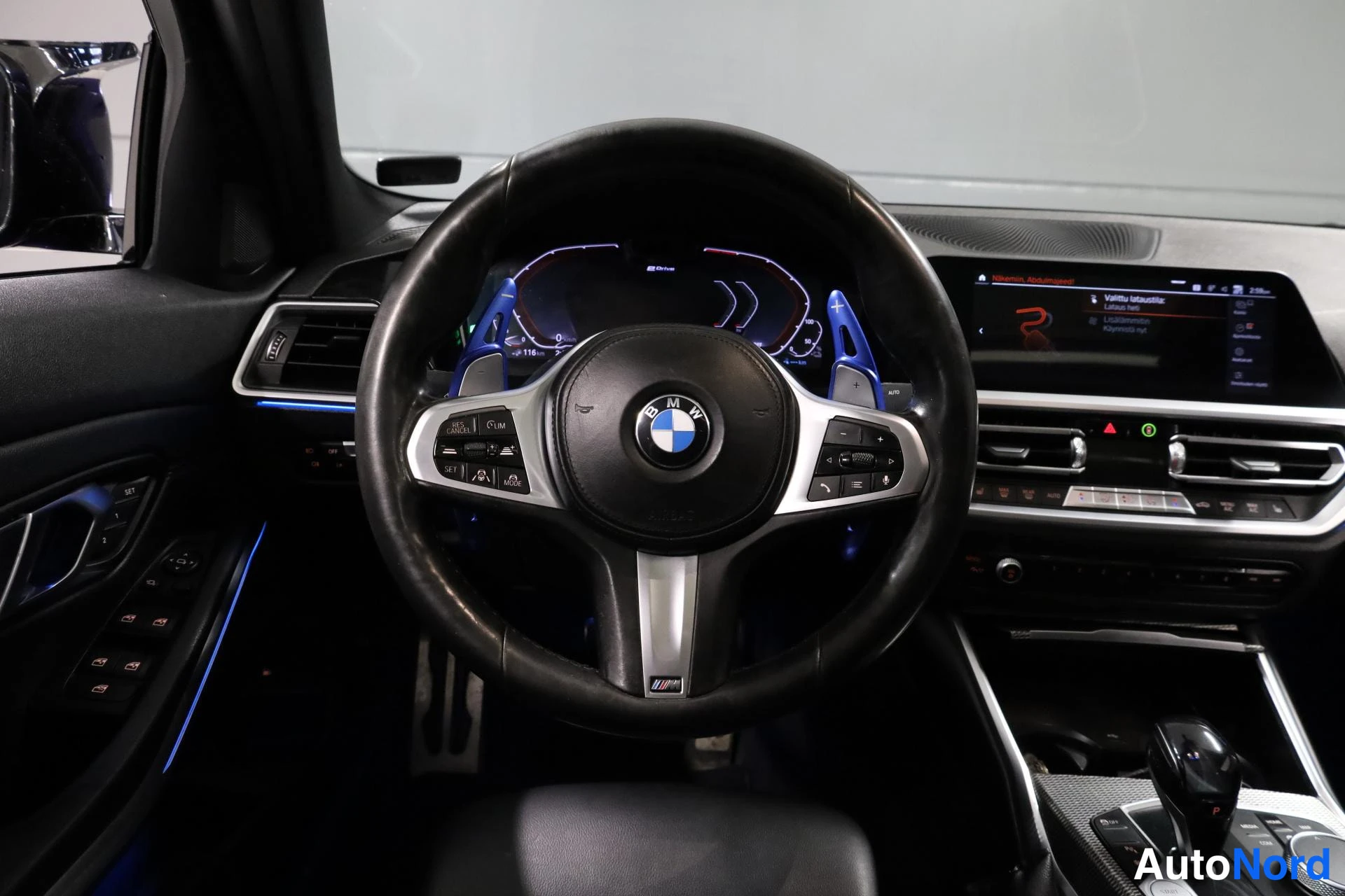 Sininen BMW 330e 2019, ohjaamo, kuva 11