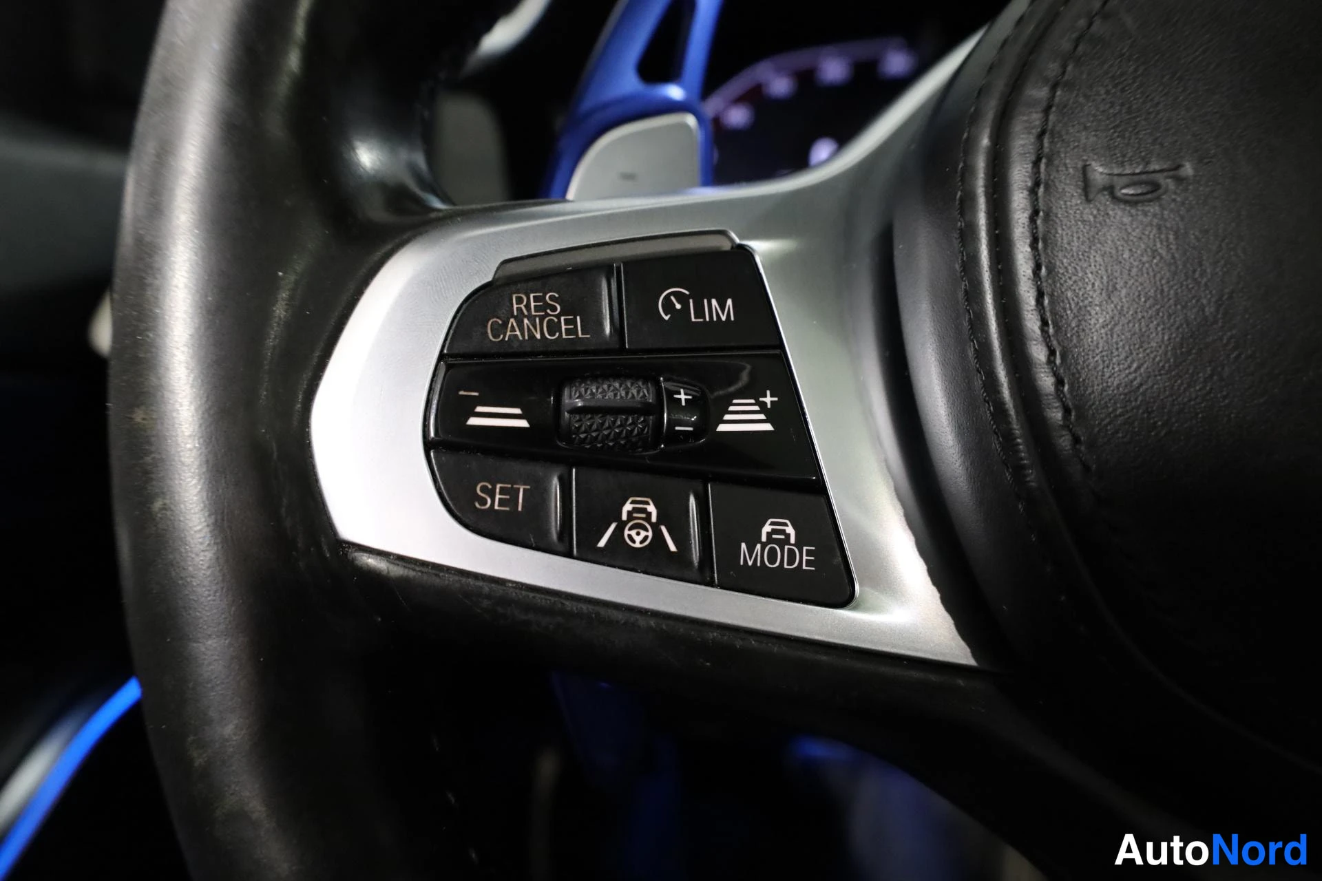 Sininen BMW 330e 2019, yksityiskohta, kuva 17