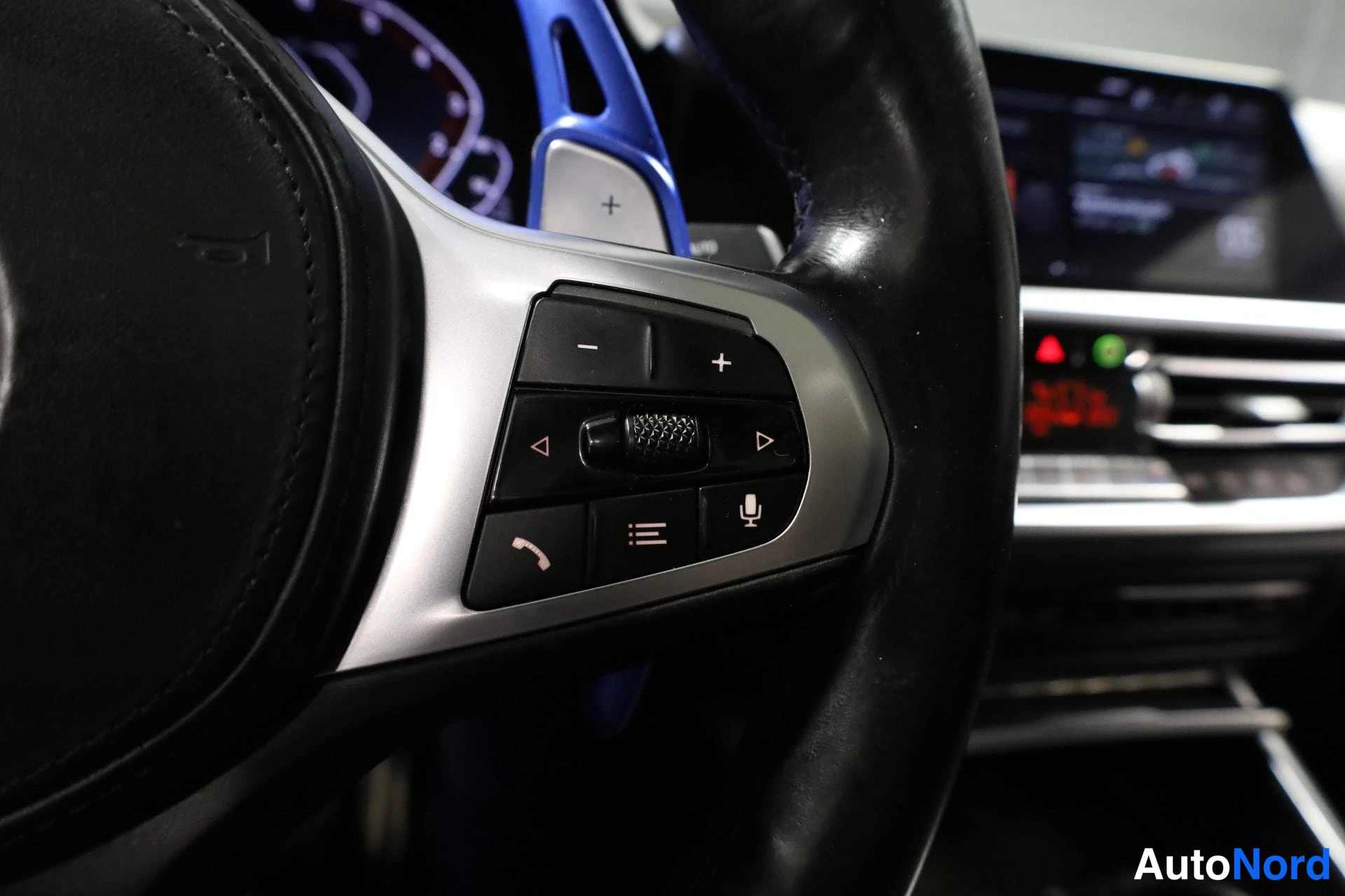 Sininen BMW 330e 2019, yksityiskohta, kuva 18