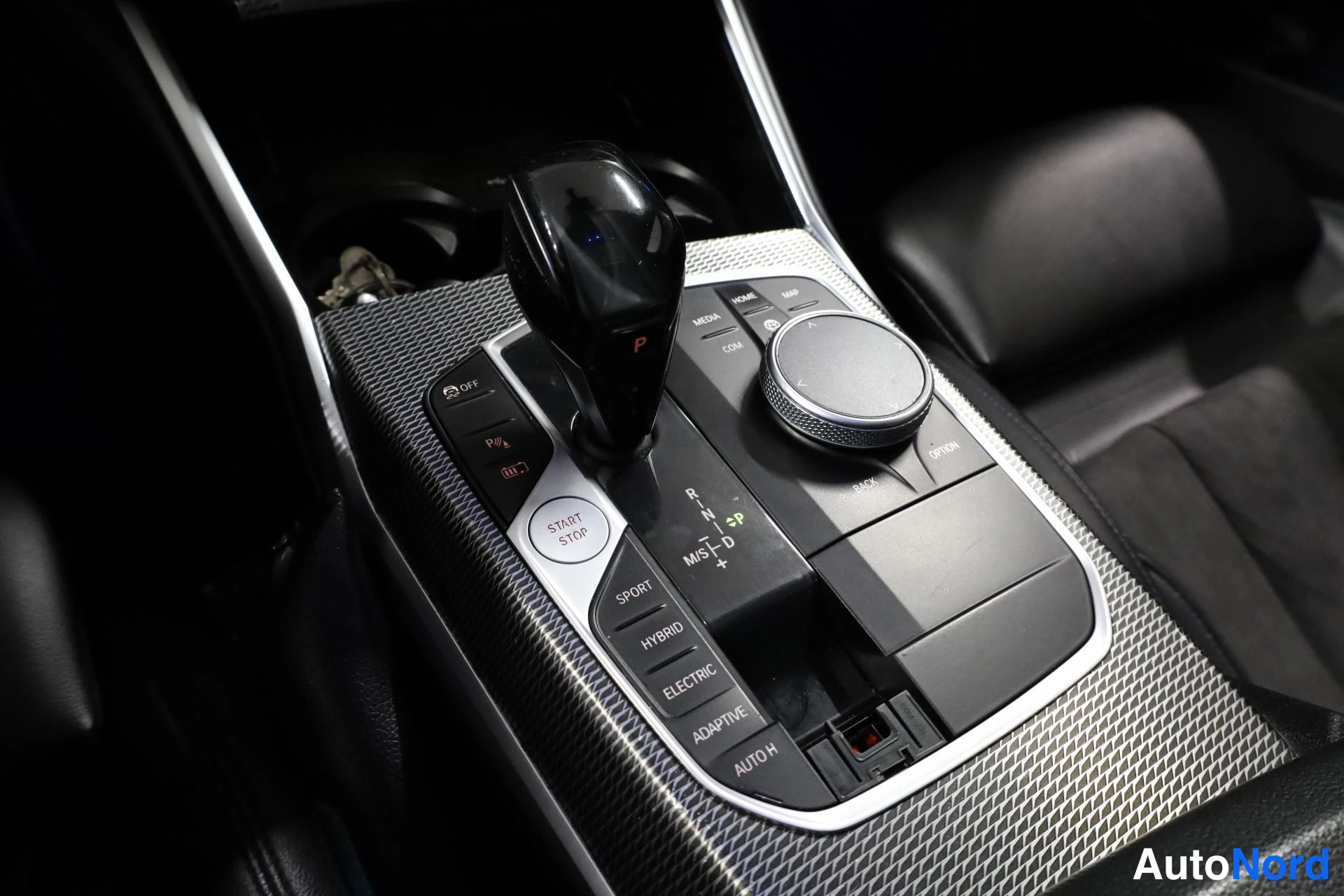 Sininen BMW 330e 2019, yksityiskohta, kuva 22