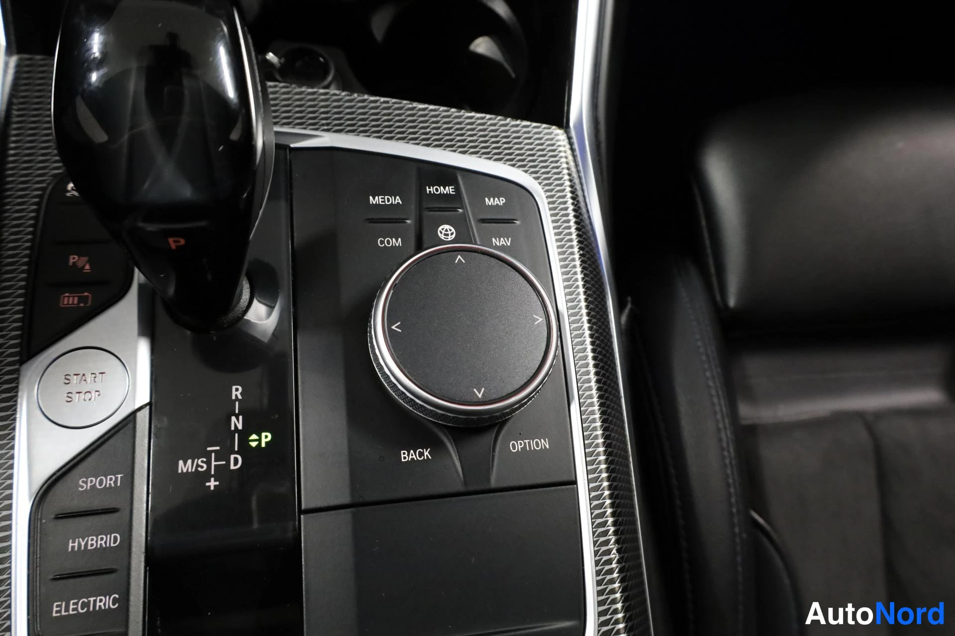 Sininen BMW 330e 2019, yksityiskohta, kuva 23