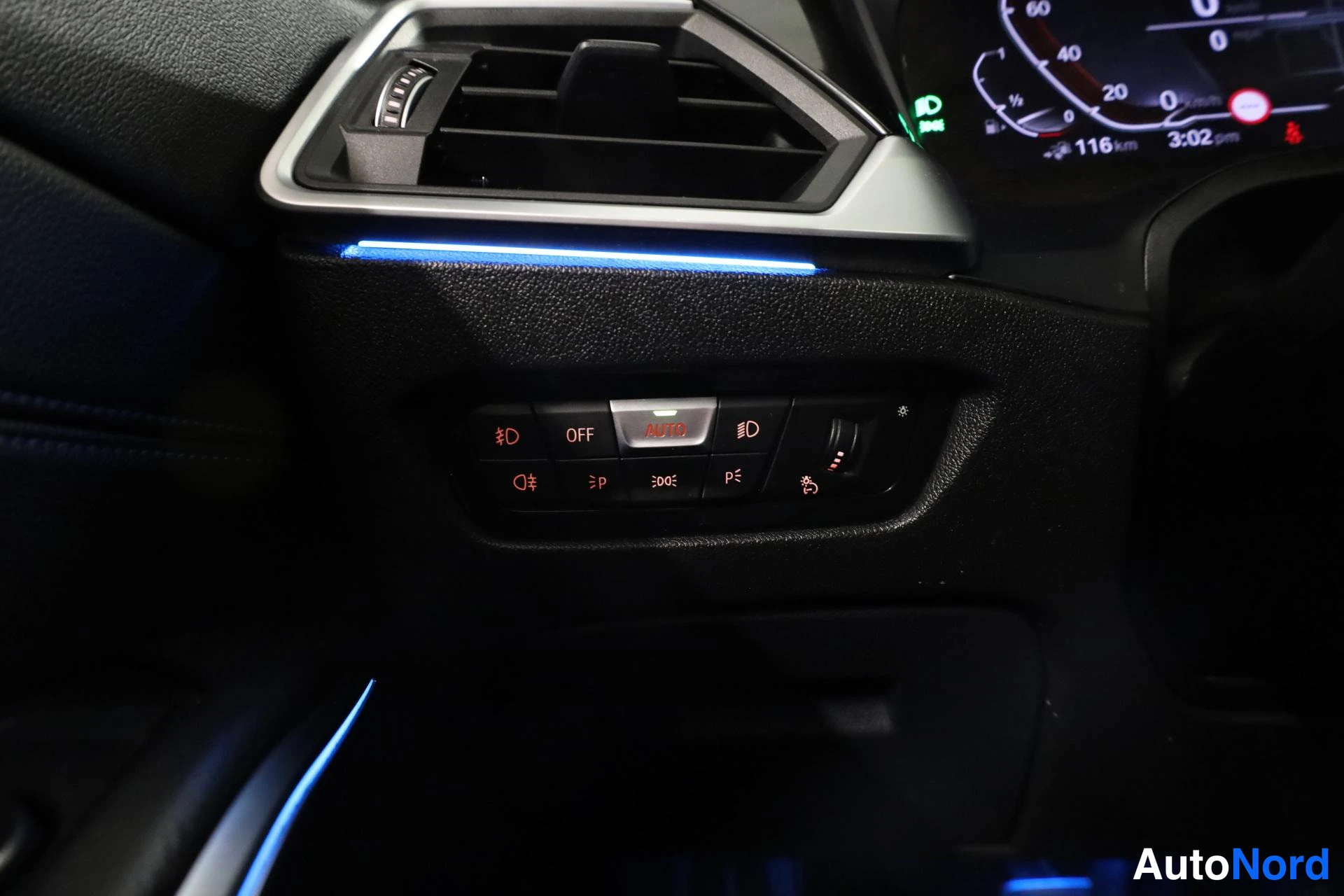 Sininen BMW 330e 2019, yksityiskohta, kuva 25