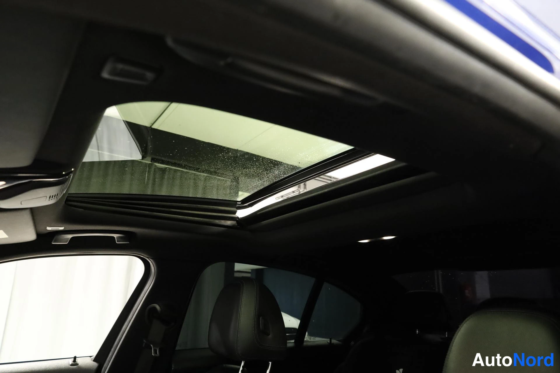 Sininen BMW 330e 2019, yksityiskohta, kuva 26