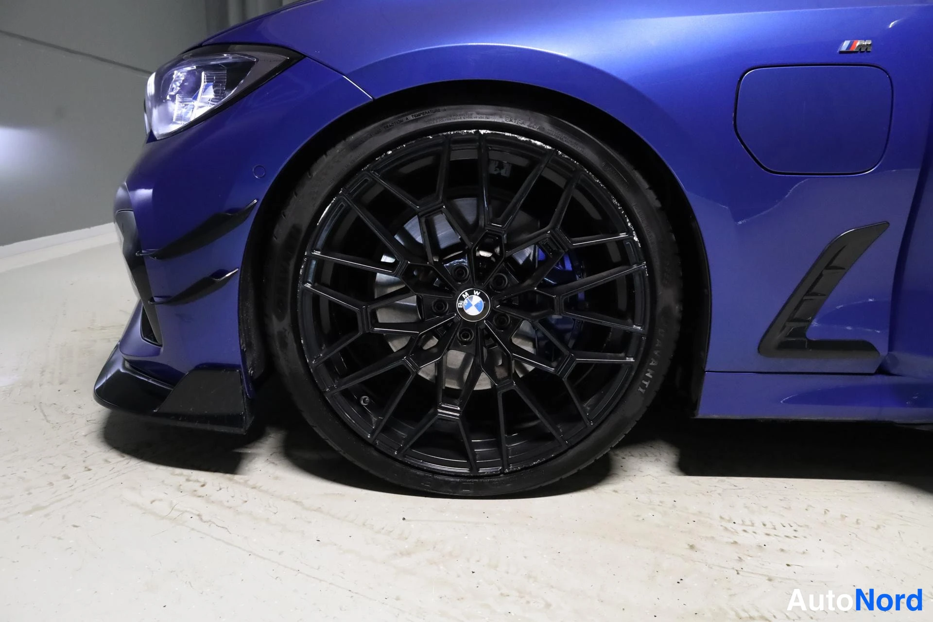 Sininen BMW 330e 2019, yksityiskohta, kuva 27