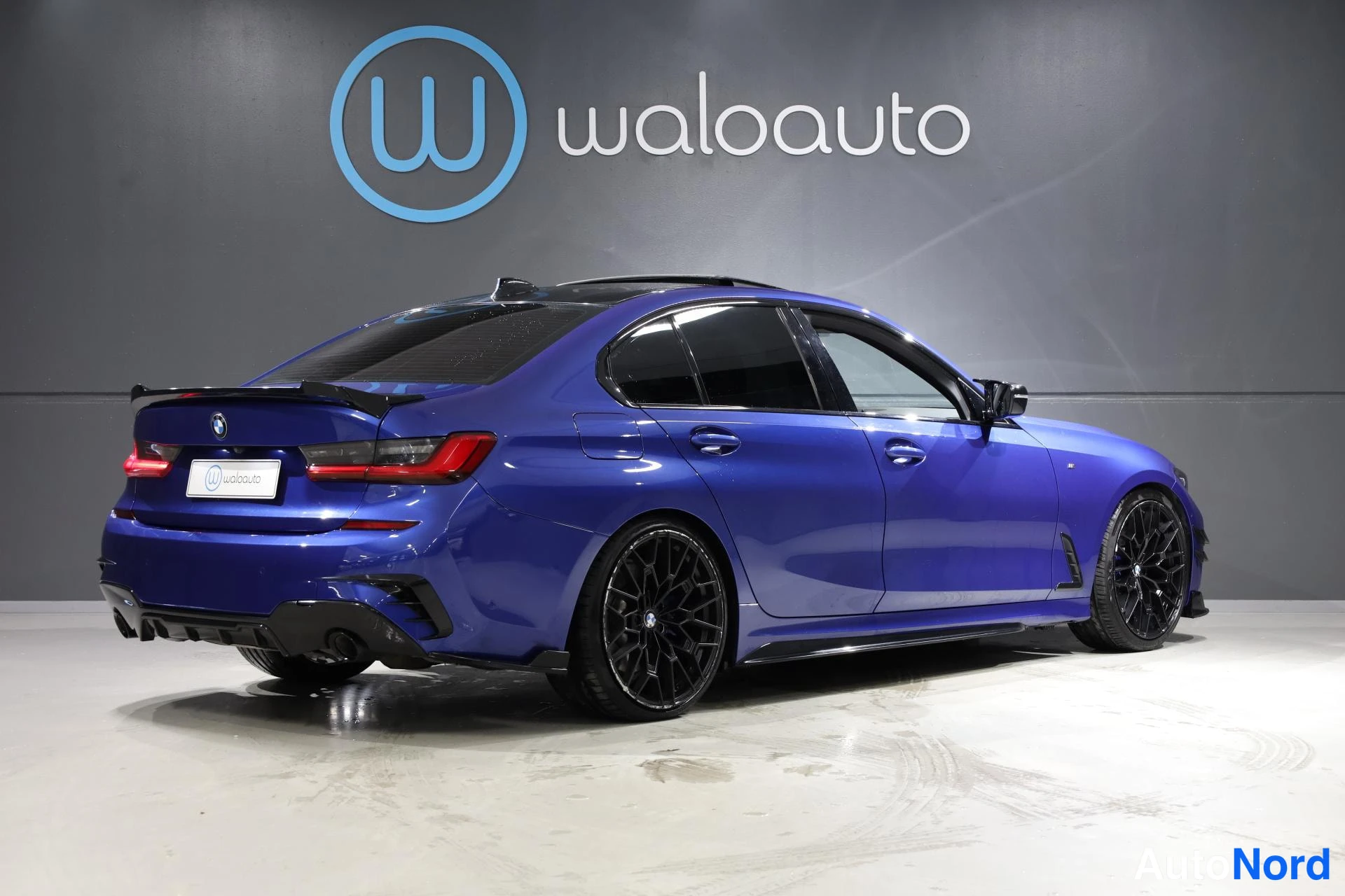 Sininen BMW 330e 2019, takaviisto, kuva 7