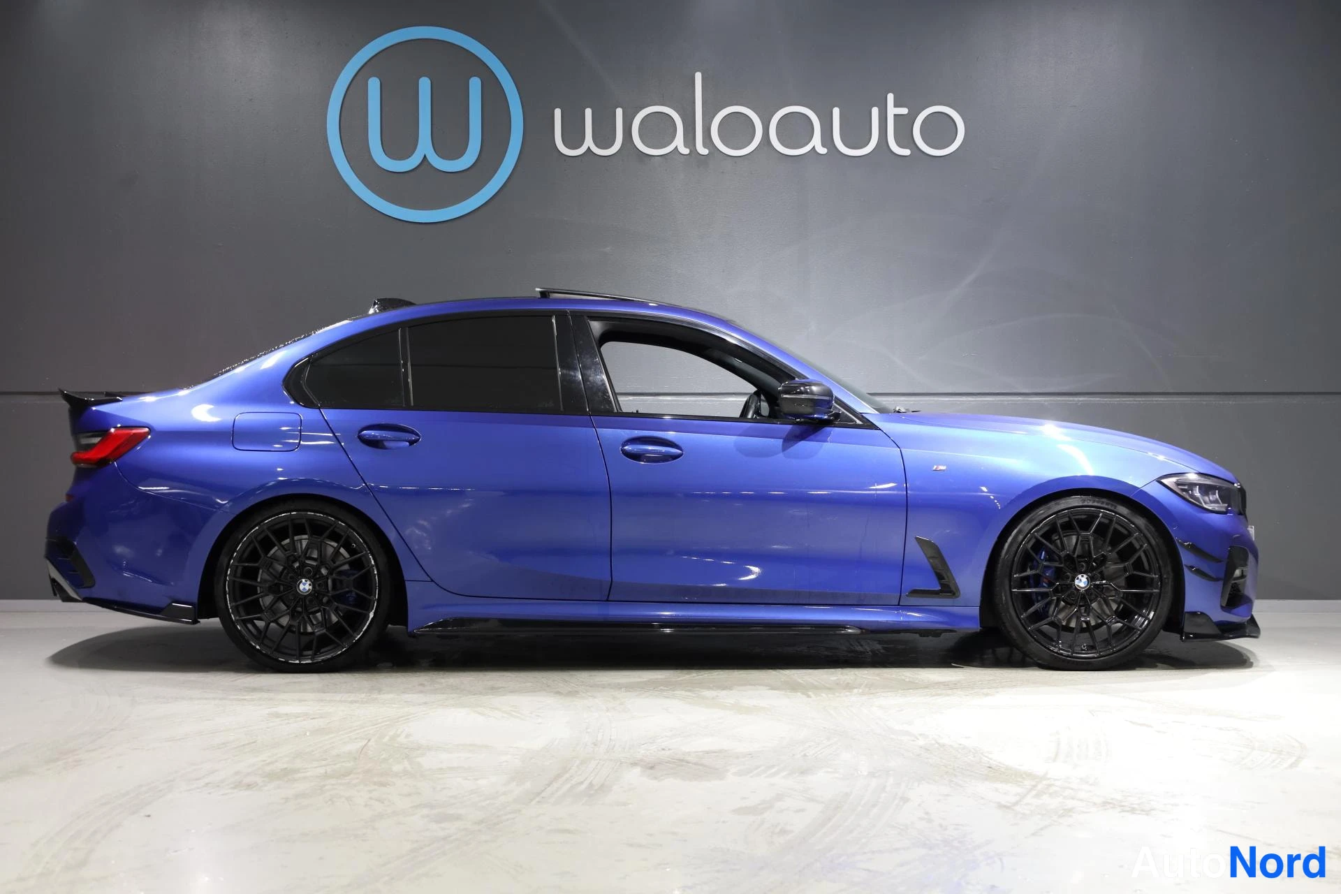 Sininen BMW 330e 2019, etuviisto, keula oikealle, kuva 4