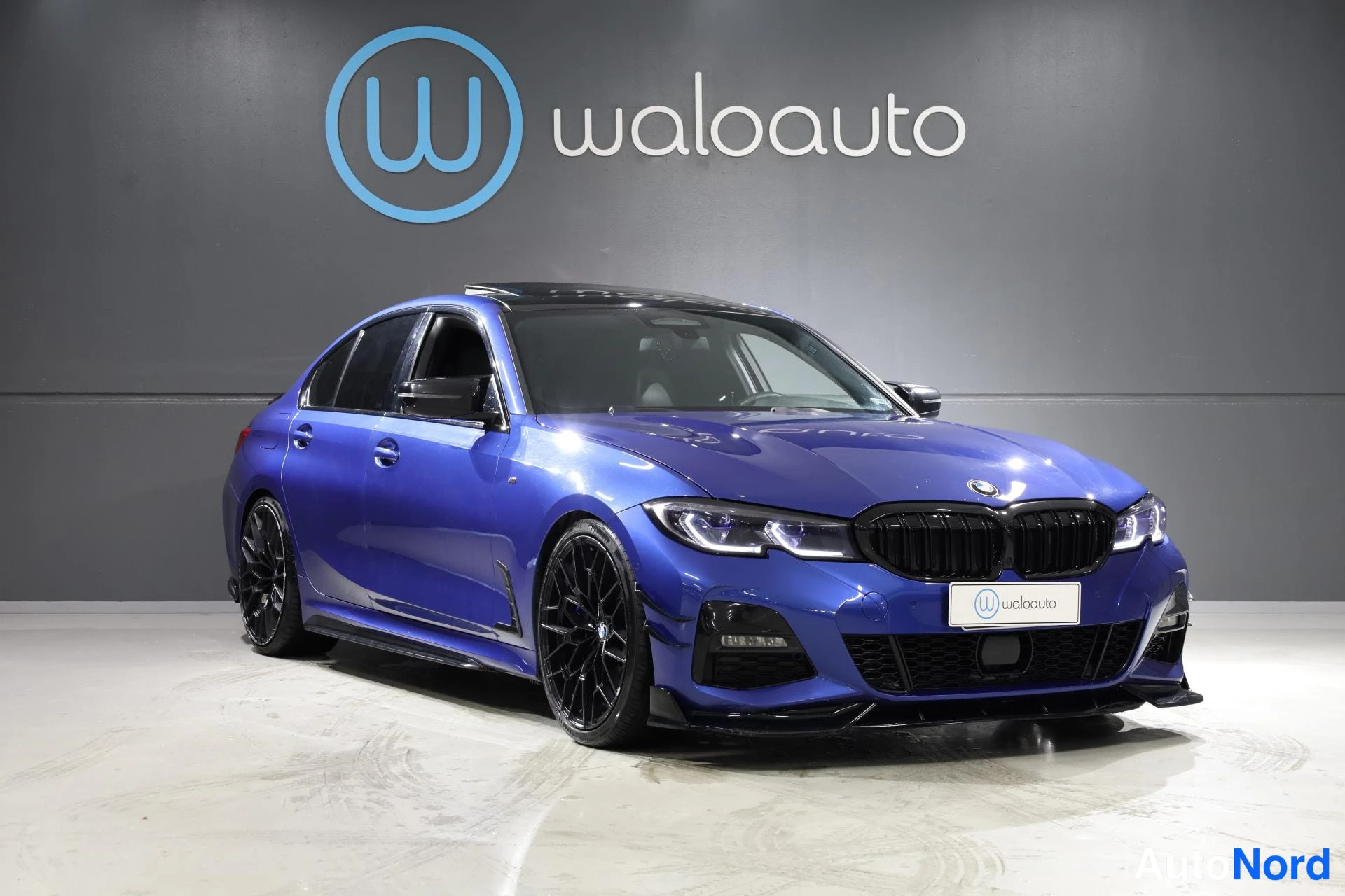 Sininen BMW 330e 2019, etuviisto, keula oikealle, kuva 2