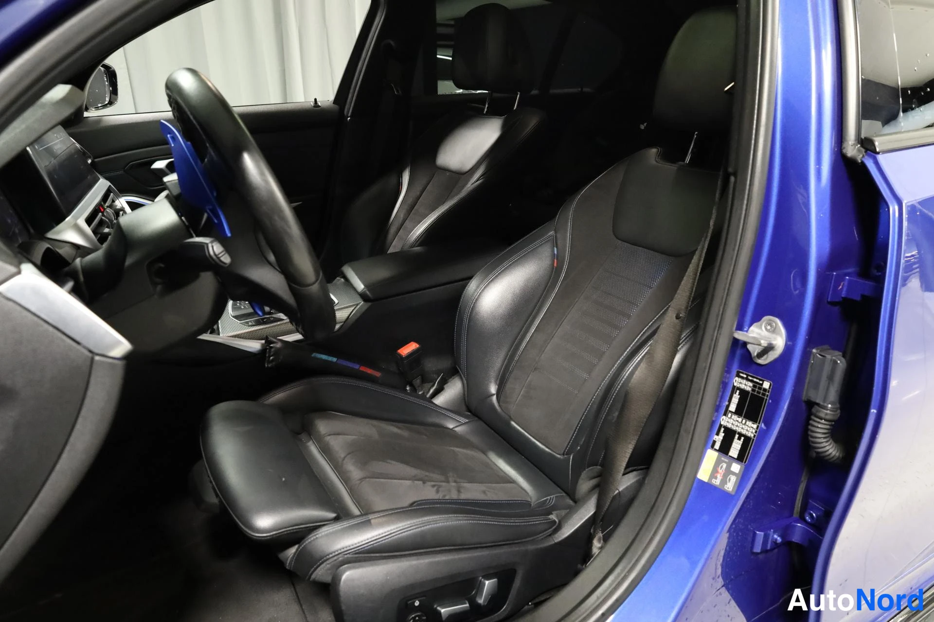 Sininen BMW 330e 2019, etuistuimet, kuva 14