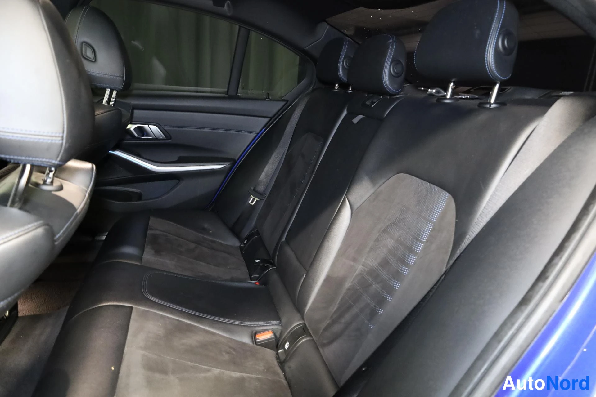 Sininen BMW 330e 2019, takaistuimet, kuva 15