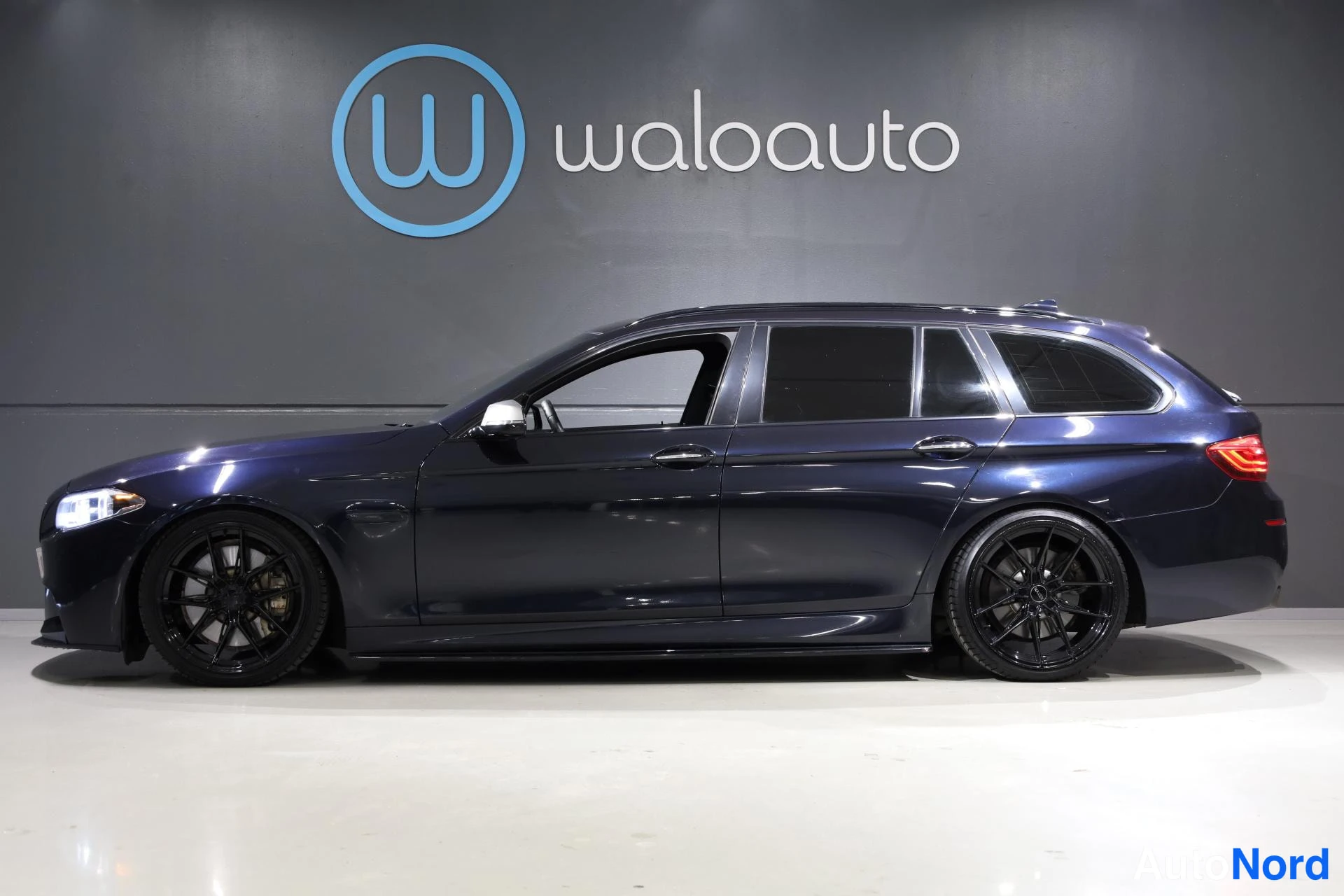 Musta BMW M550d xDrive 2014, etuviisto, keula vasemmalle, kuva 2