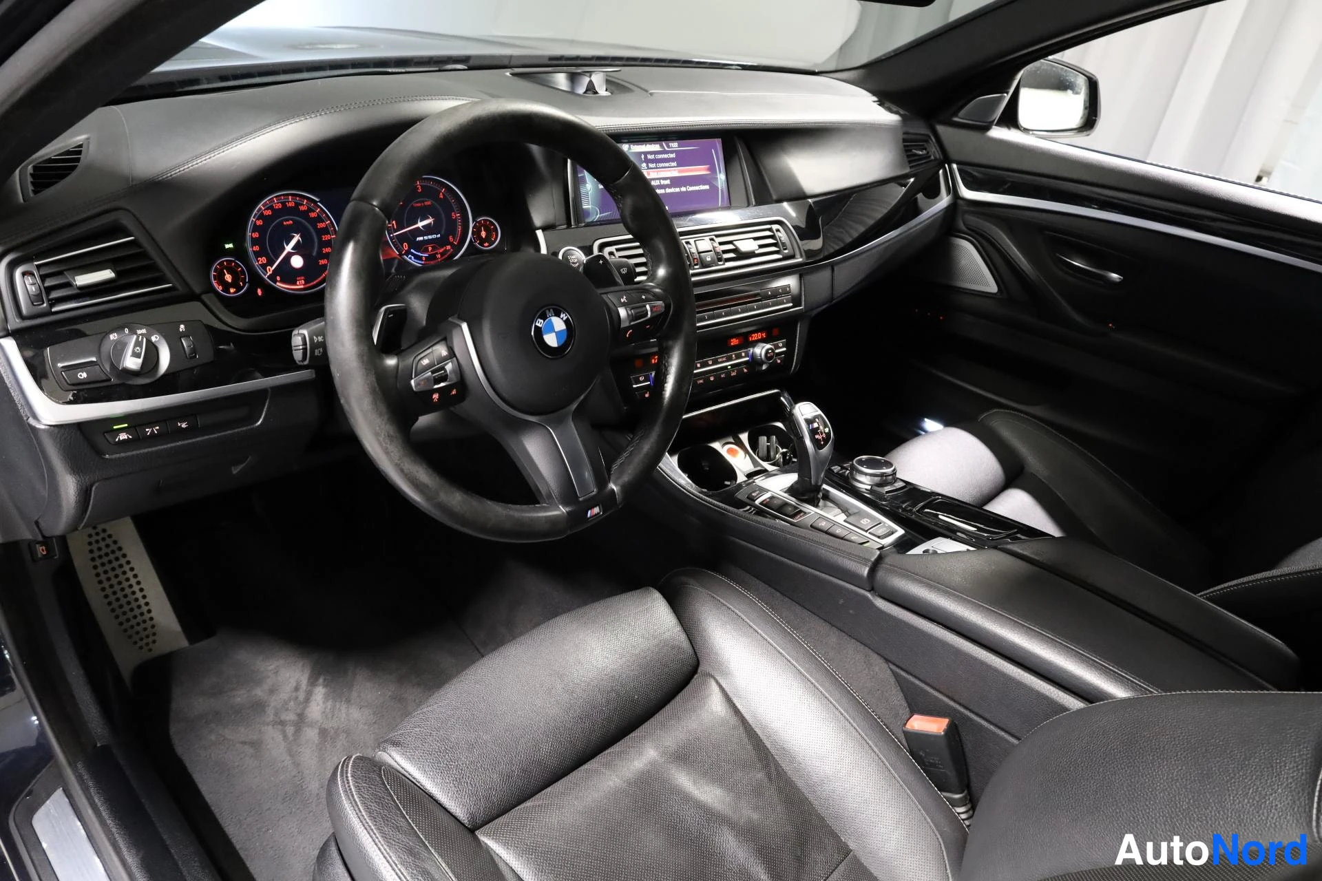 Musta BMW M550d xDrive 2014, ohjaamo, kuva 9
