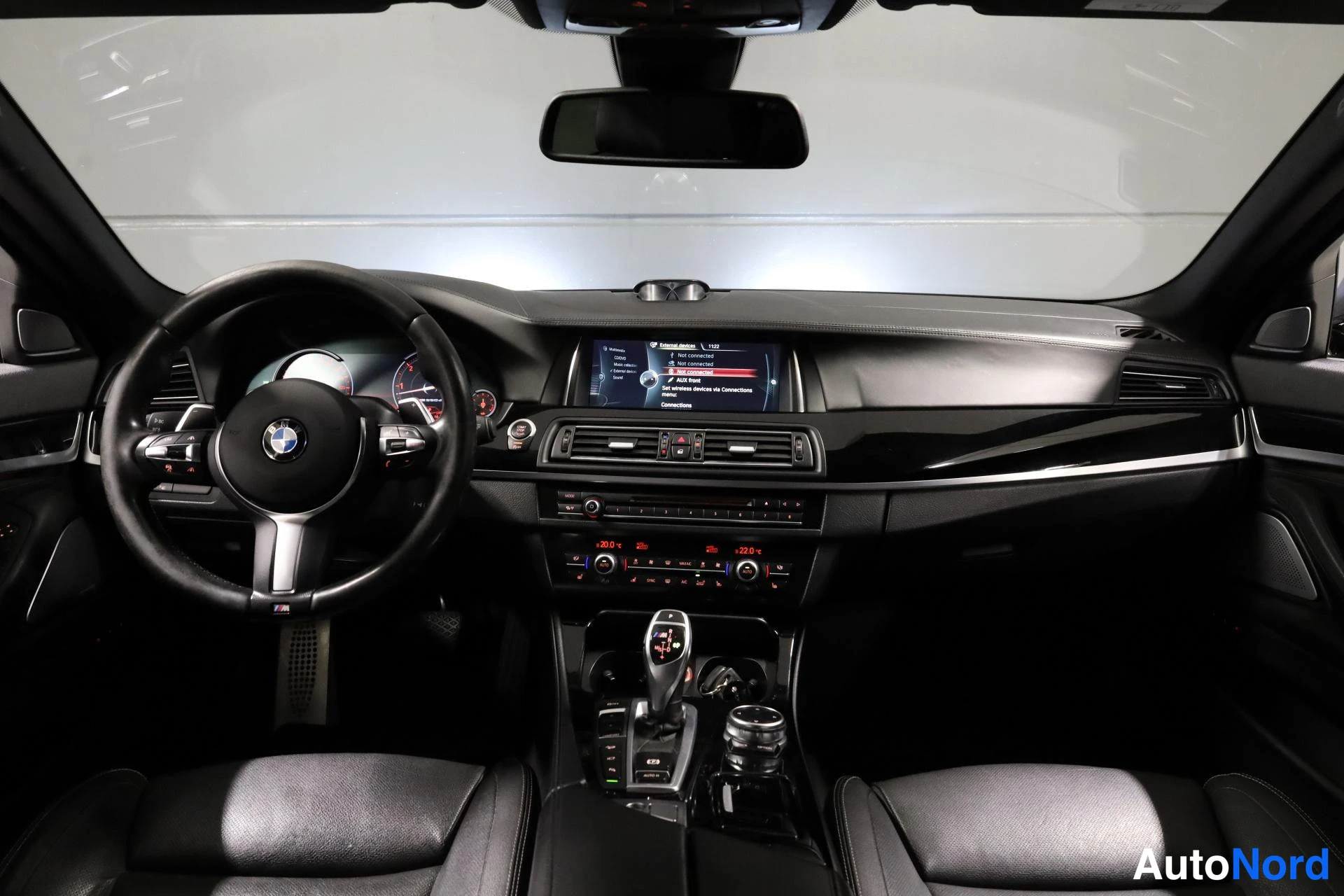 Musta BMW M550d xDrive 2014, ohjaamo, kuva 10