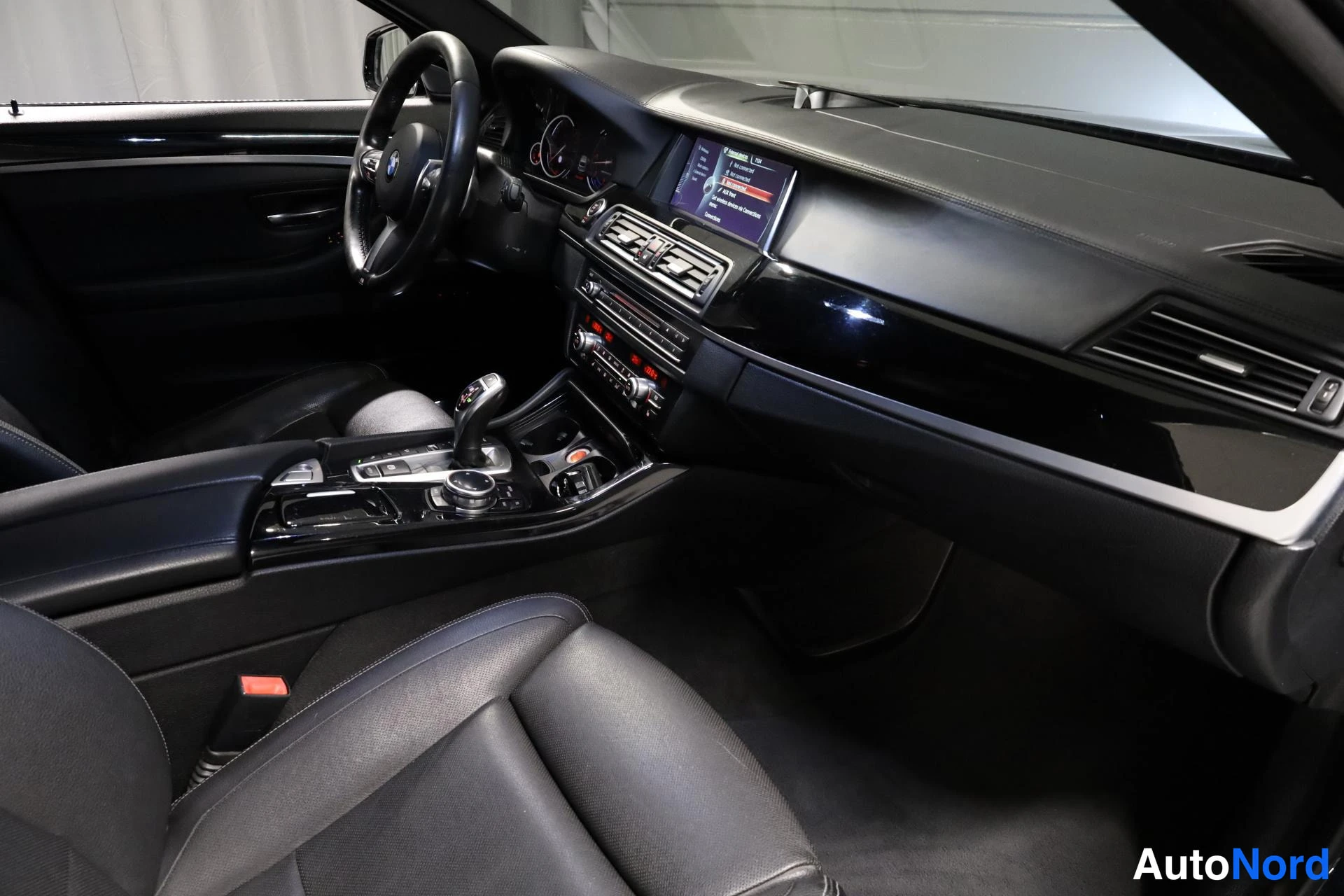 Musta BMW M550d xDrive 2014, ohjaamo, kuva 15
