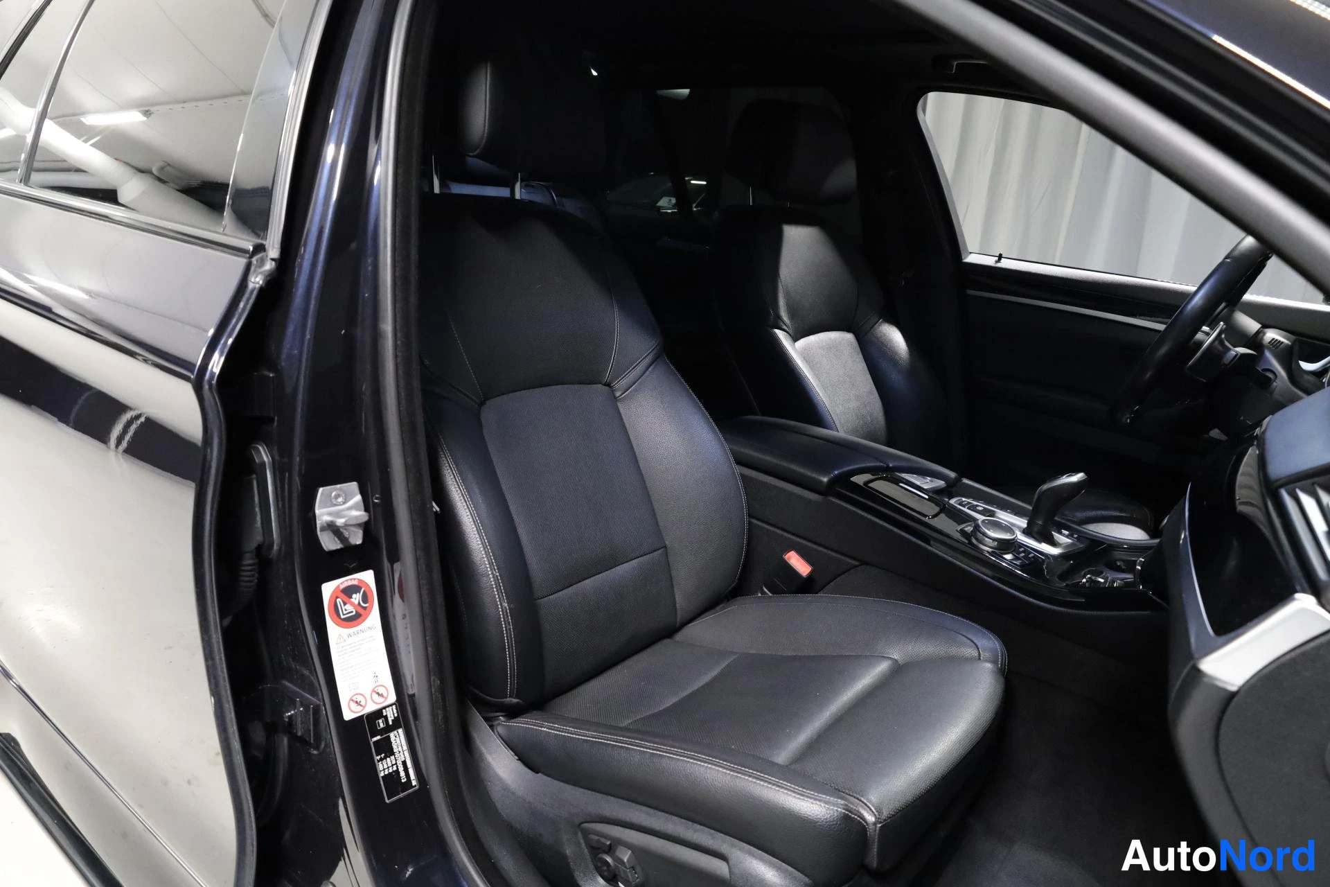 Musta BMW M550d xDrive 2014, etuistuimet, kuva 17