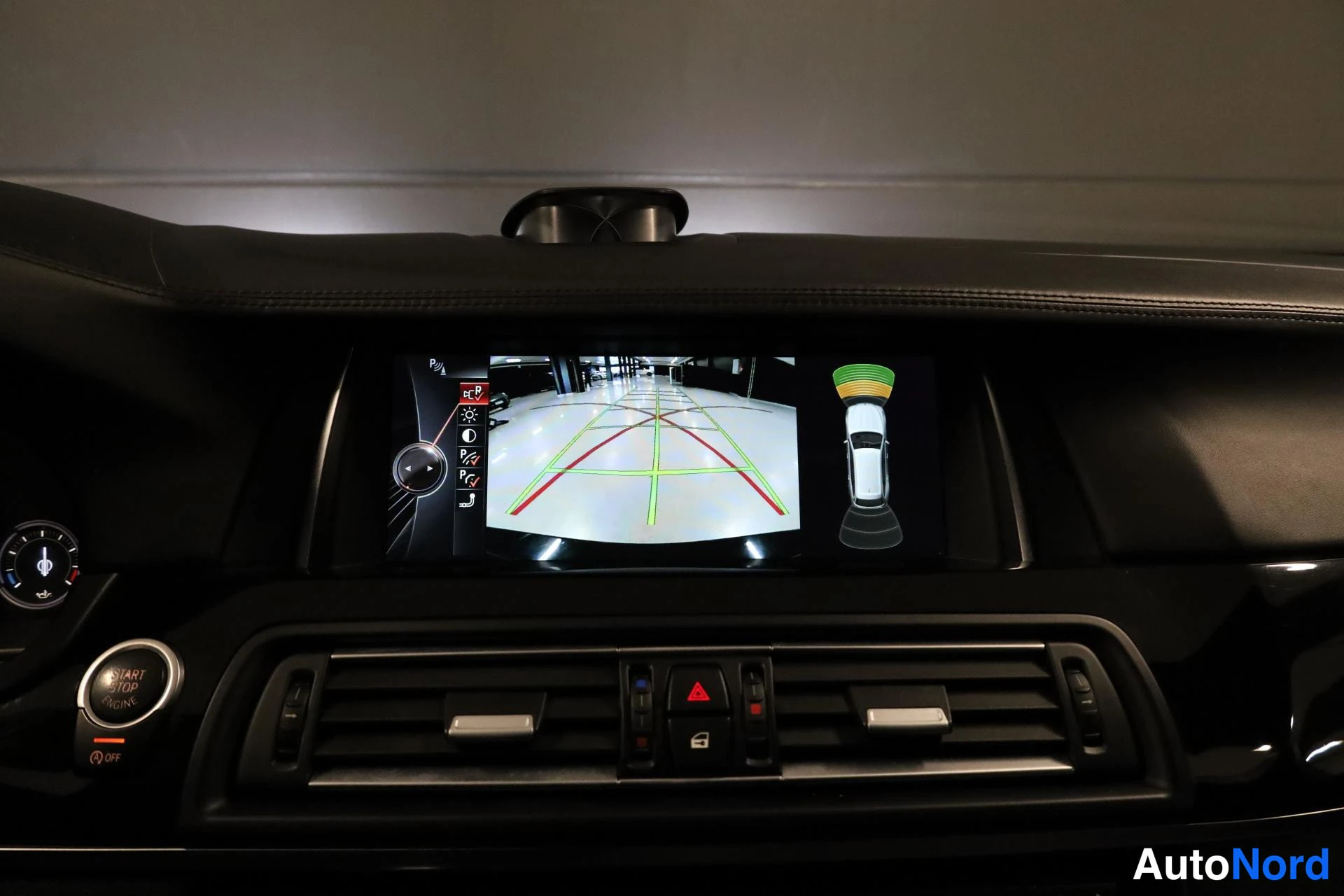 Musta BMW M550d xDrive 2014, ohjaamo, kuva 11